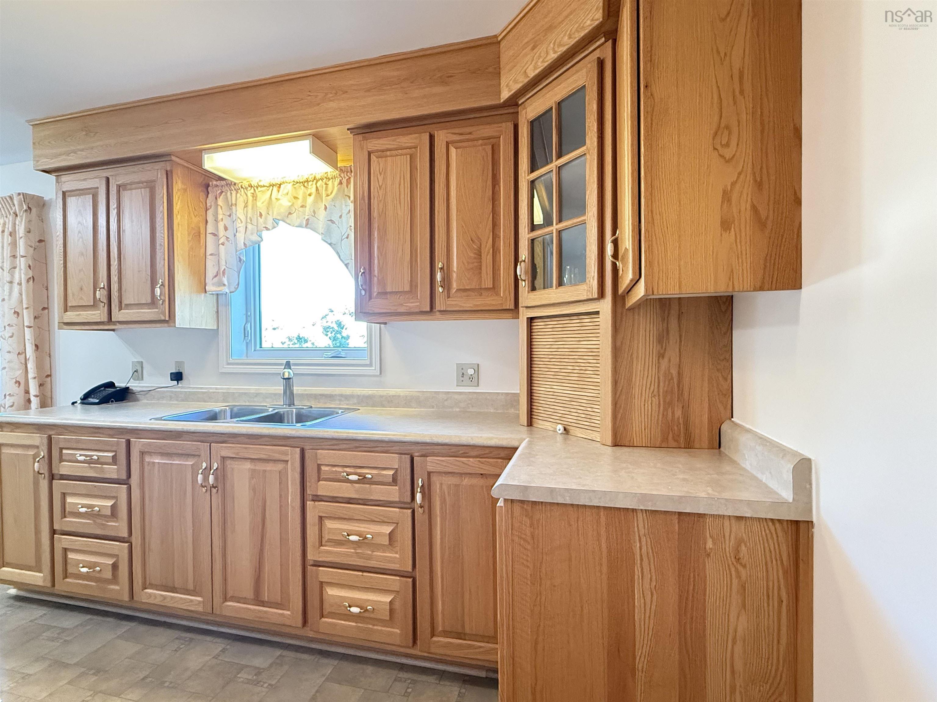 $300,000.00: 95 Haliburton rd, Pictou