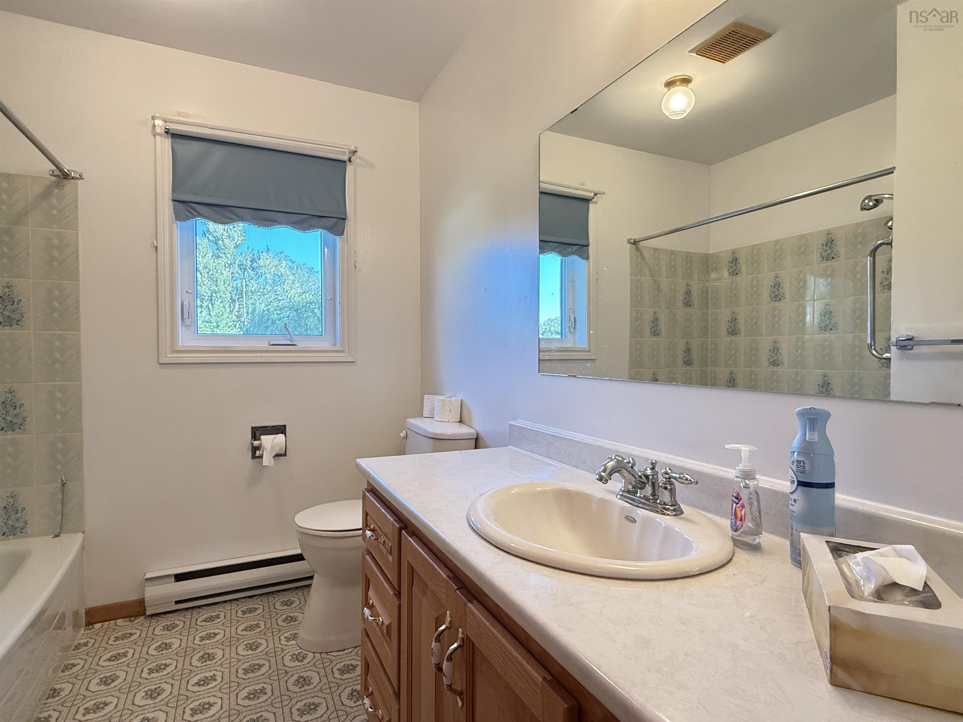 $300,000.00: 95 Haliburton rd, Pictou