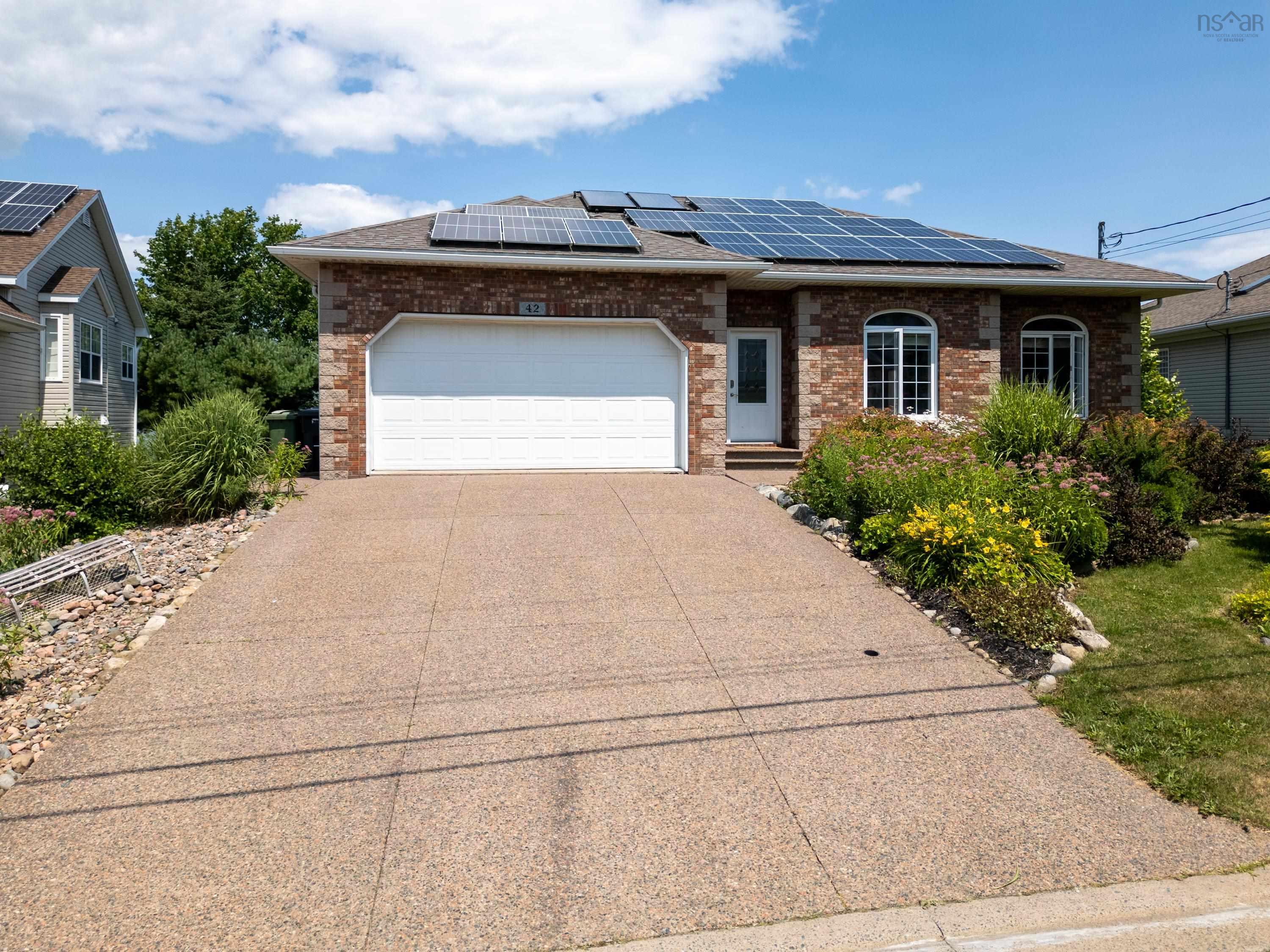 $900,000.00: 42 Lakeridge Crescent, Colby South