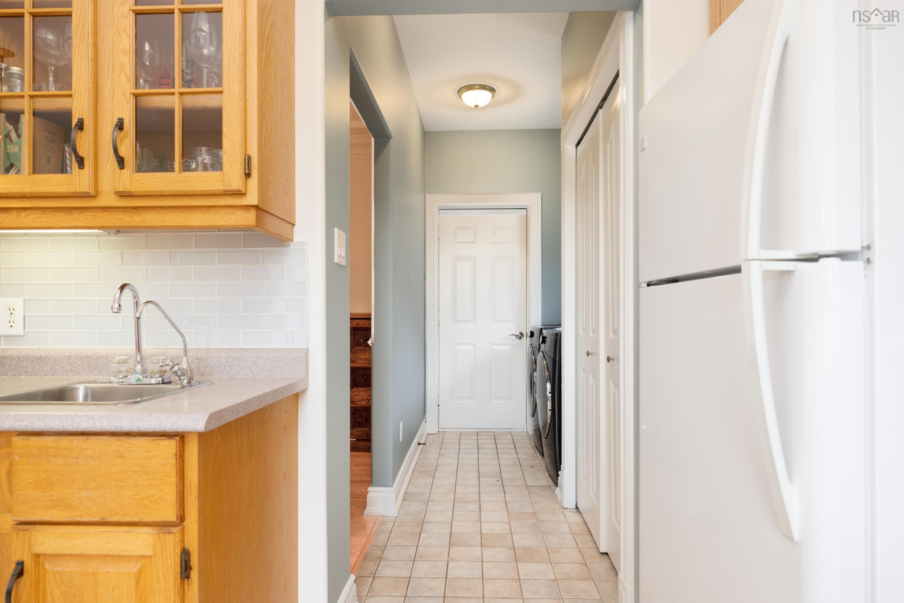 $900,000.00: 42 Lakeridge Crescent, Colby South