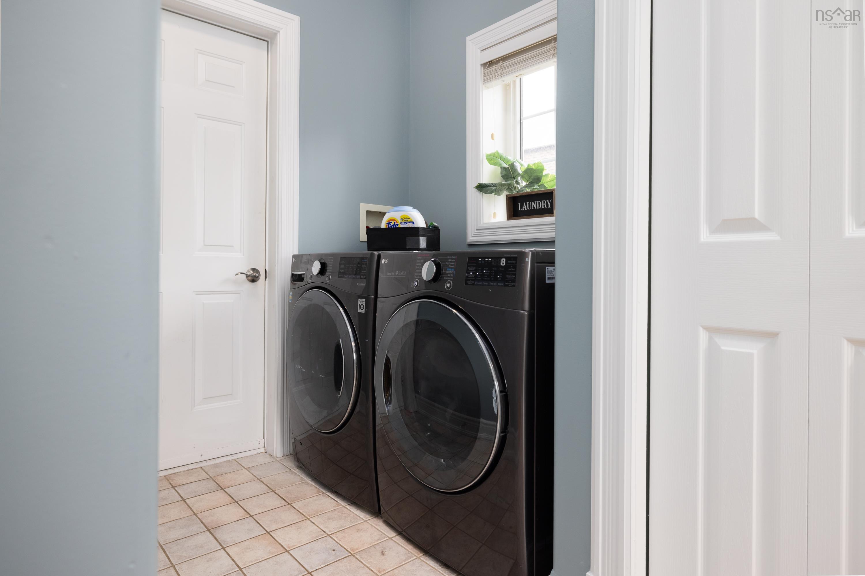 $900,000.00: 42 Lakeridge Crescent, Colby South