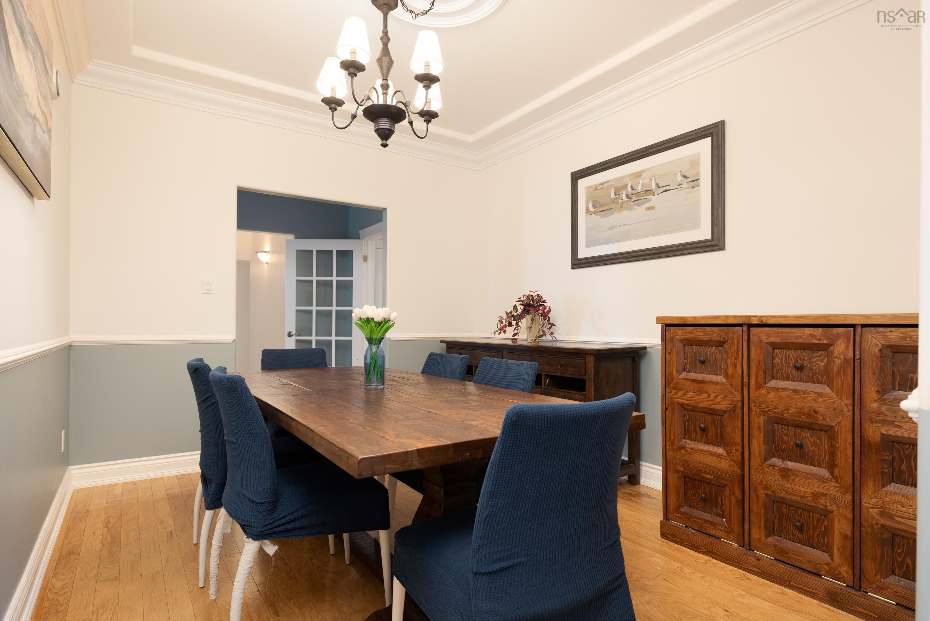 $900,000.00: 42 Lakeridge Crescent, Colby South