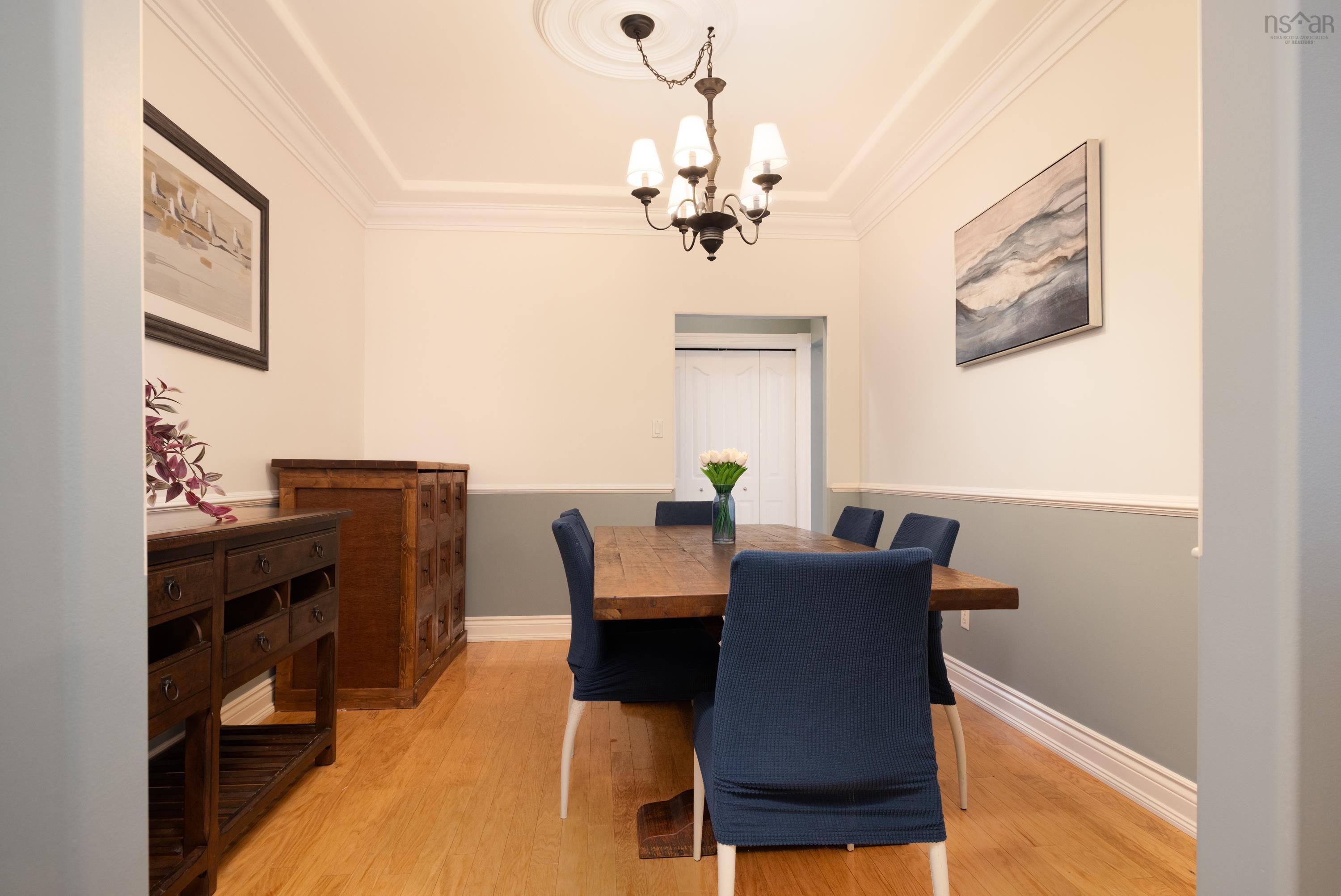 $900,000.00: 42 Lakeridge Crescent, Colby South