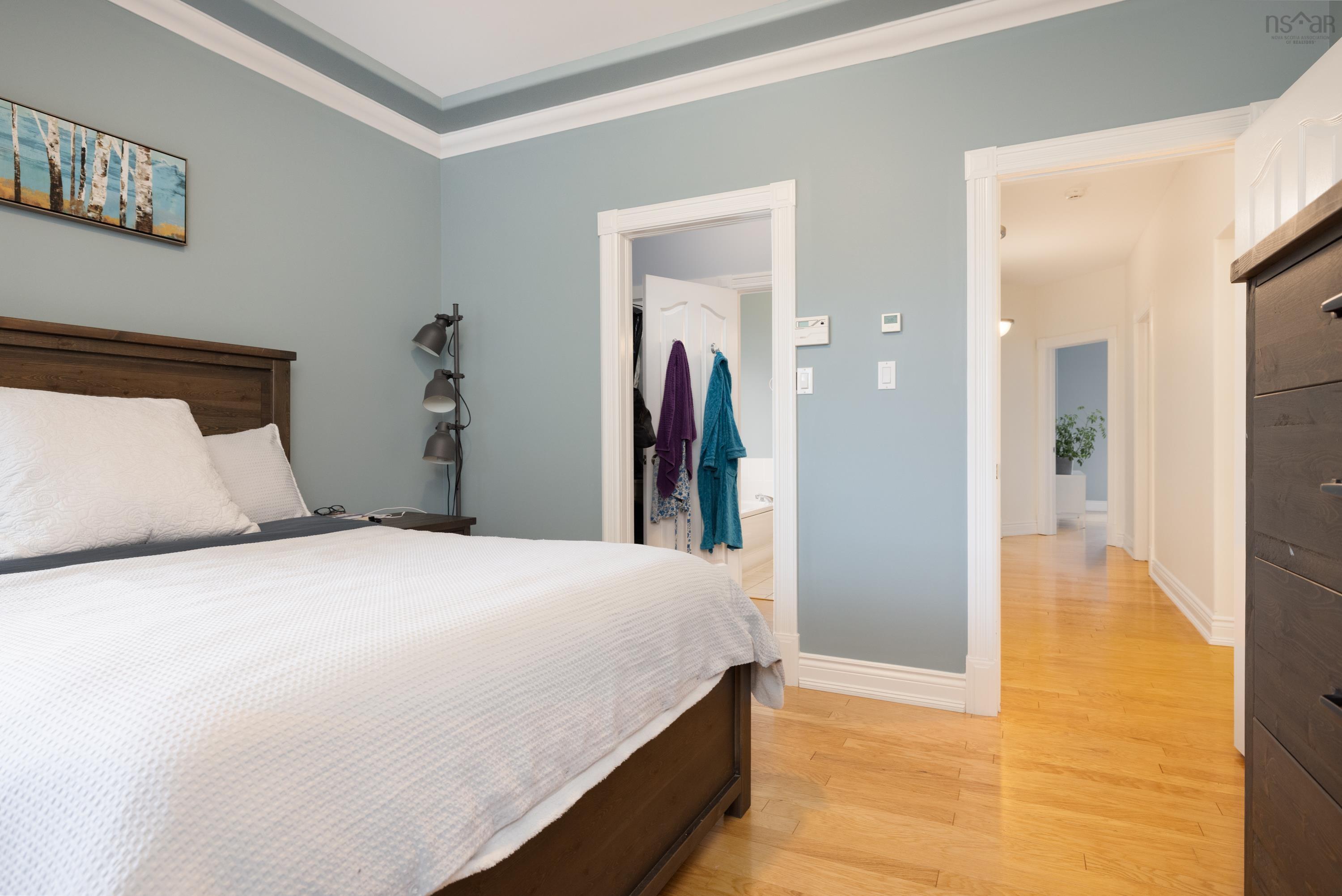 $900,000.00: 42 Lakeridge Crescent, Colby South