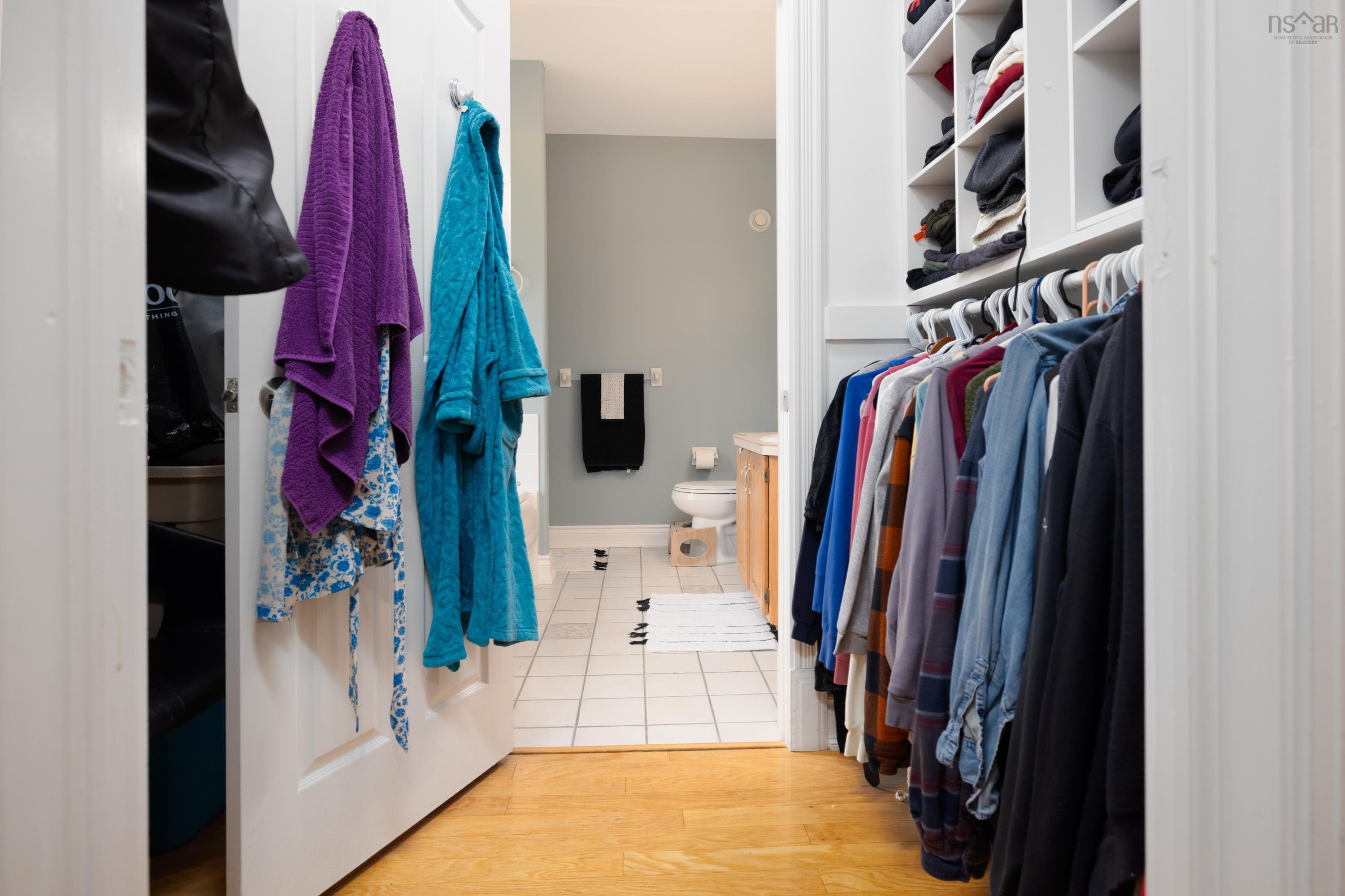 $900,000.00: 42 Lakeridge Crescent, Colby South