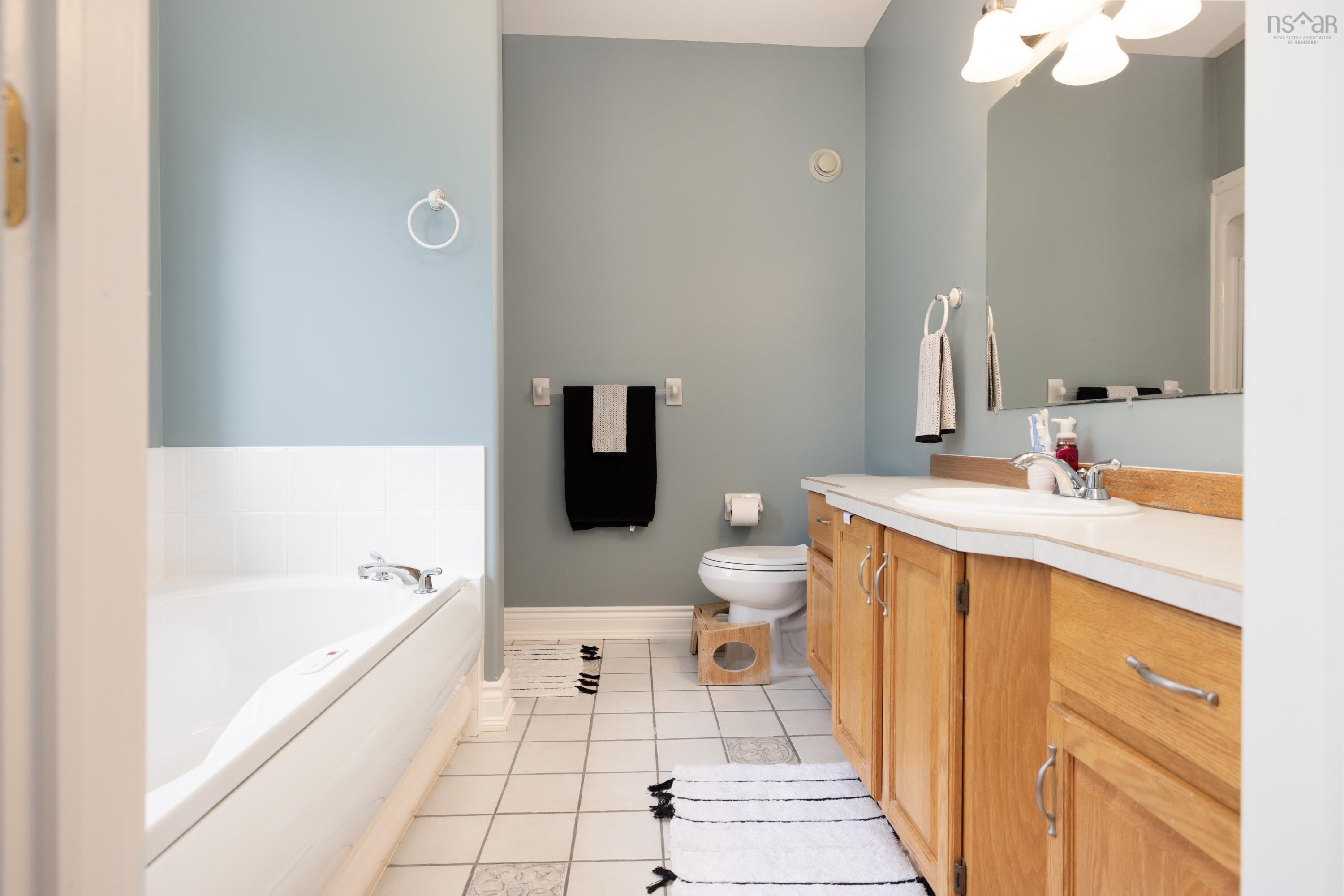 $900,000.00: 42 Lakeridge Crescent, Colby South