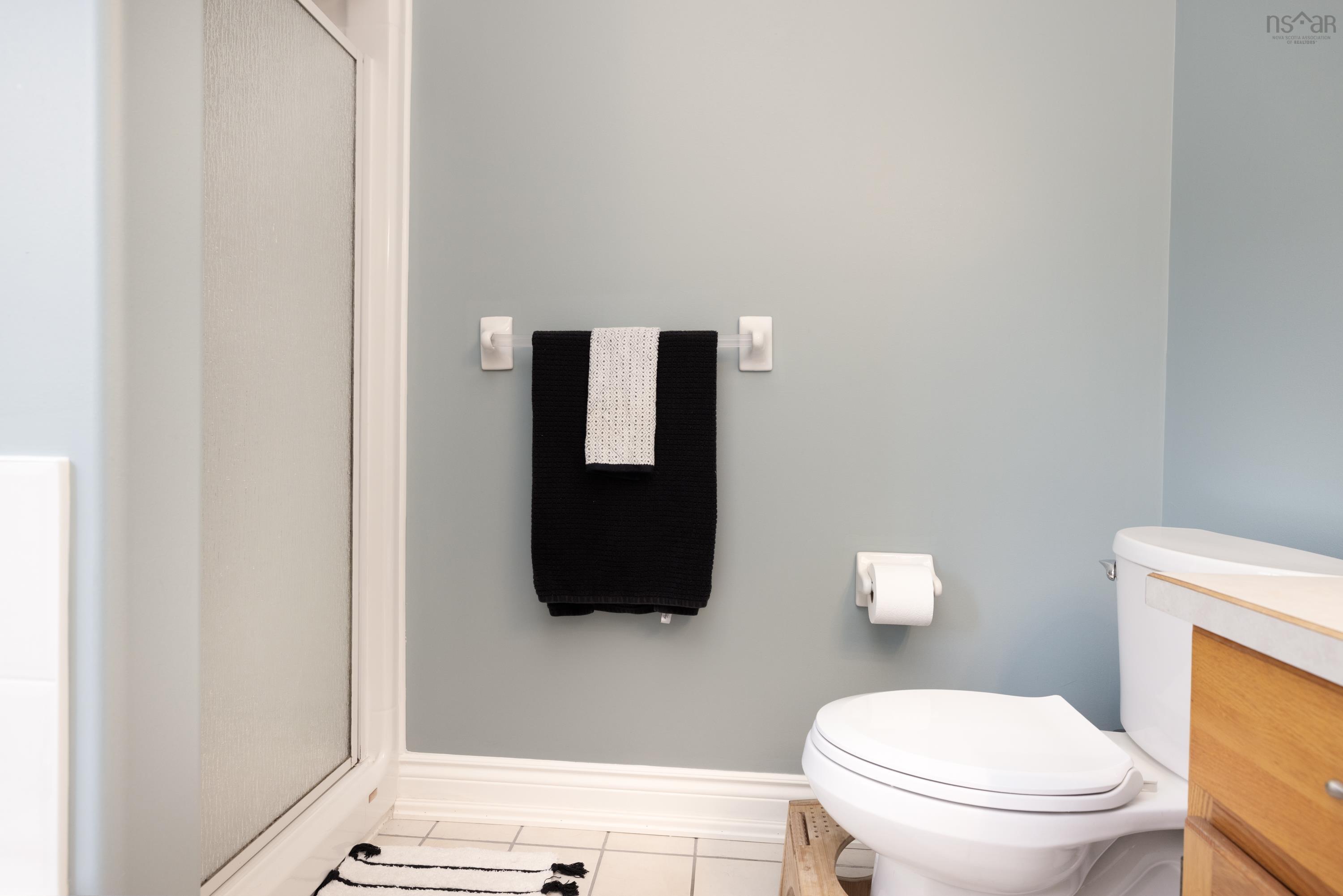 $900,000.00: 42 Lakeridge Crescent, Colby South