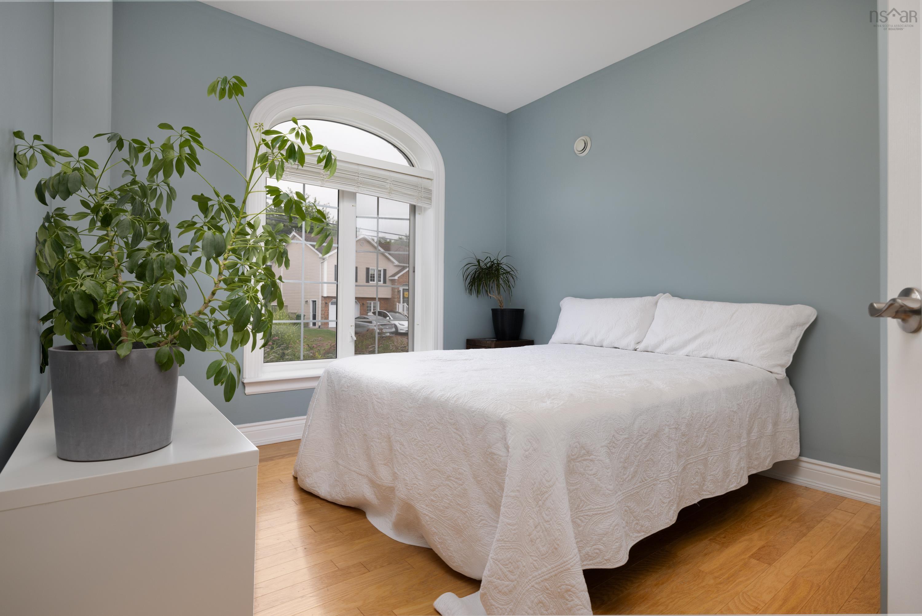 $900,000.00: 42 Lakeridge Crescent, Colby South