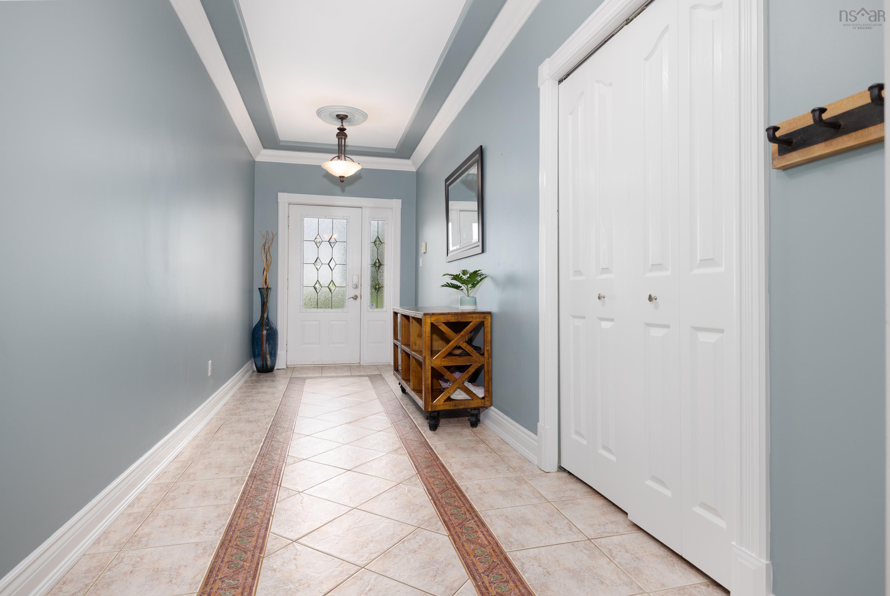 $900,000.00: 42 Lakeridge Crescent, Colby South