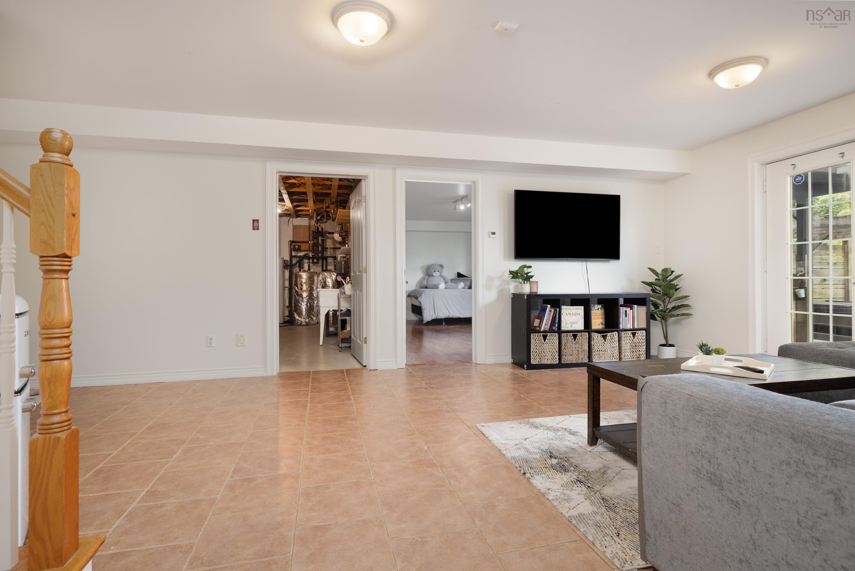 $900,000.00: 42 Lakeridge Crescent, Colby South