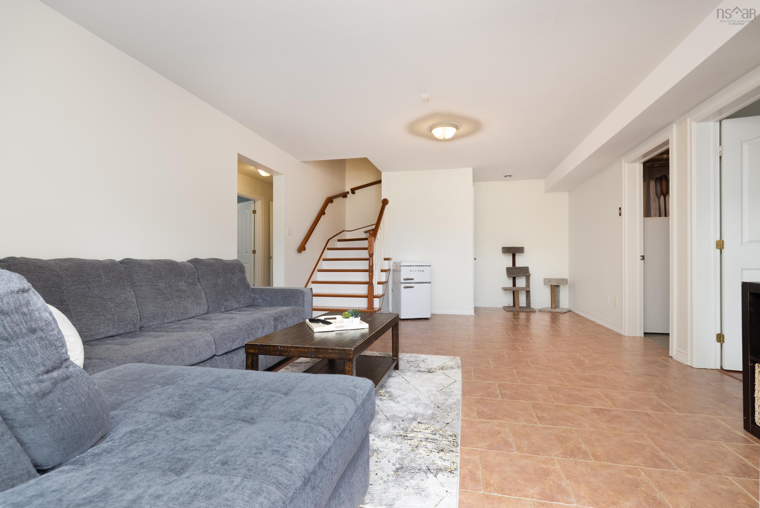 $900,000.00: 42 Lakeridge Crescent, Colby South