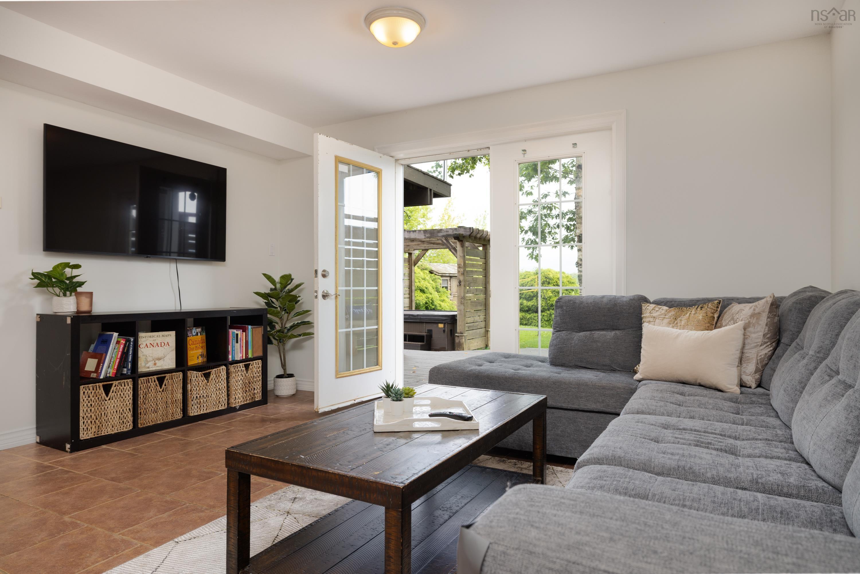 $900,000.00: 42 Lakeridge Crescent, Colby South