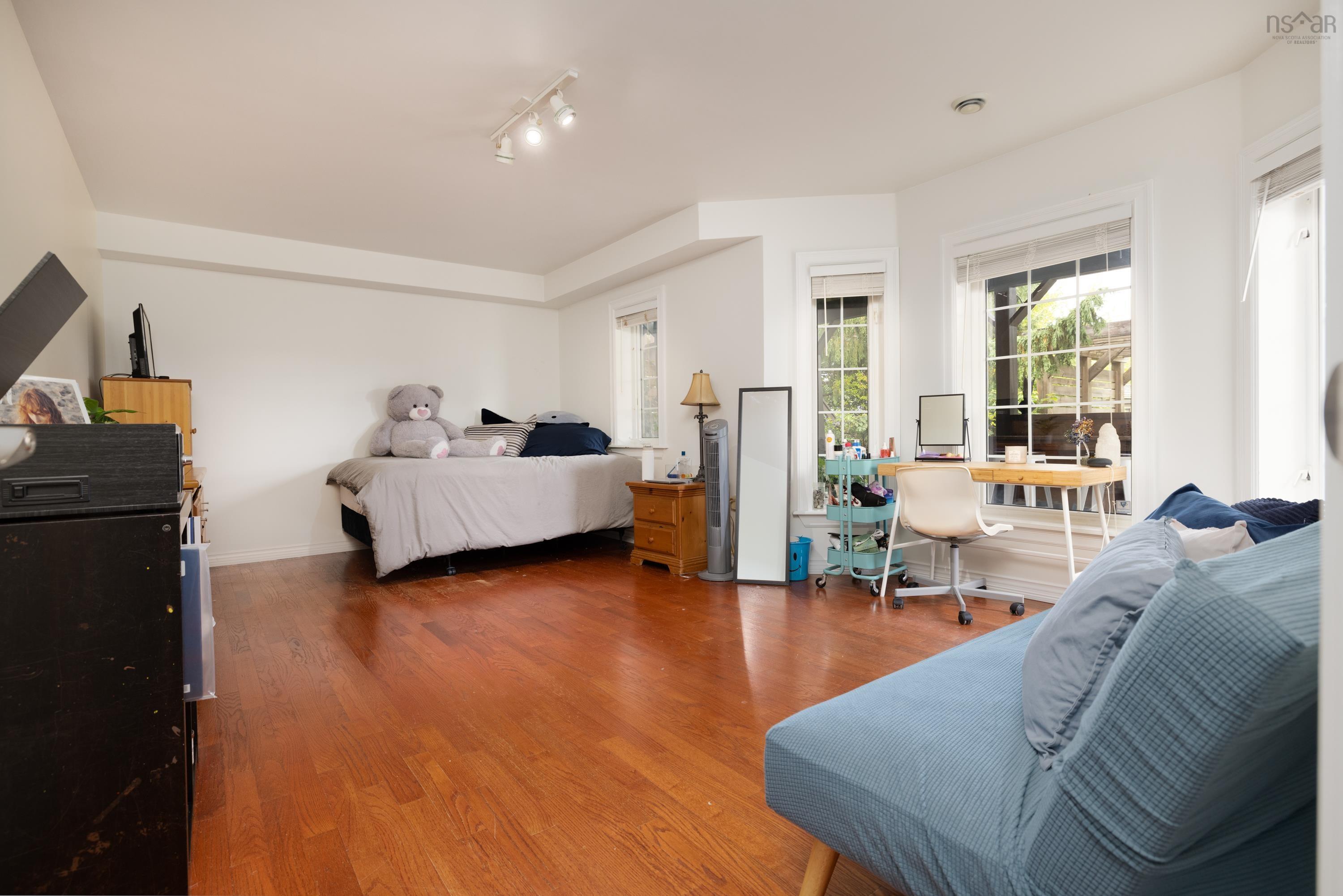 $900,000.00: 42 Lakeridge Crescent, Colby South