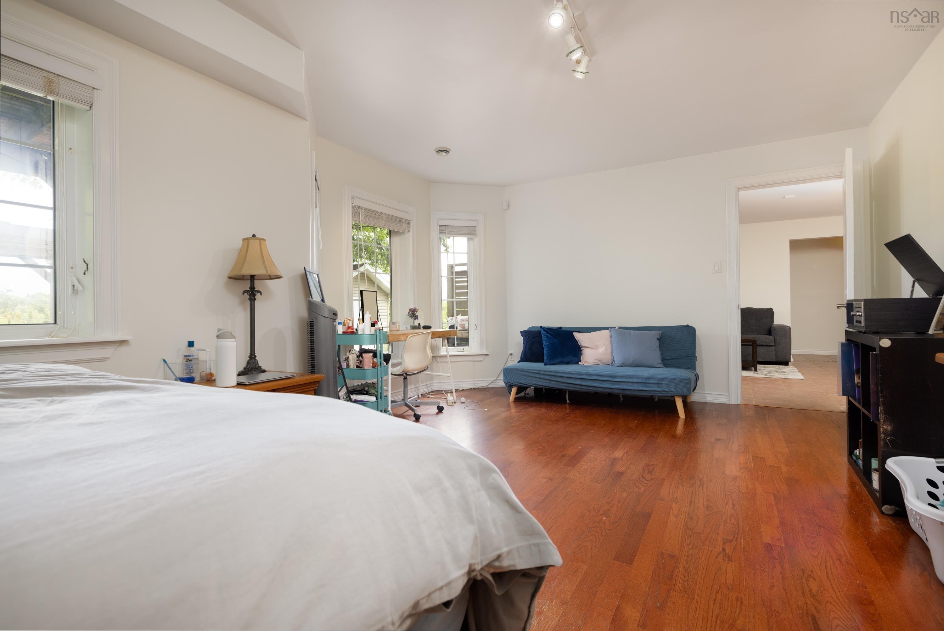 $900,000.00: 42 Lakeridge Crescent, Colby South