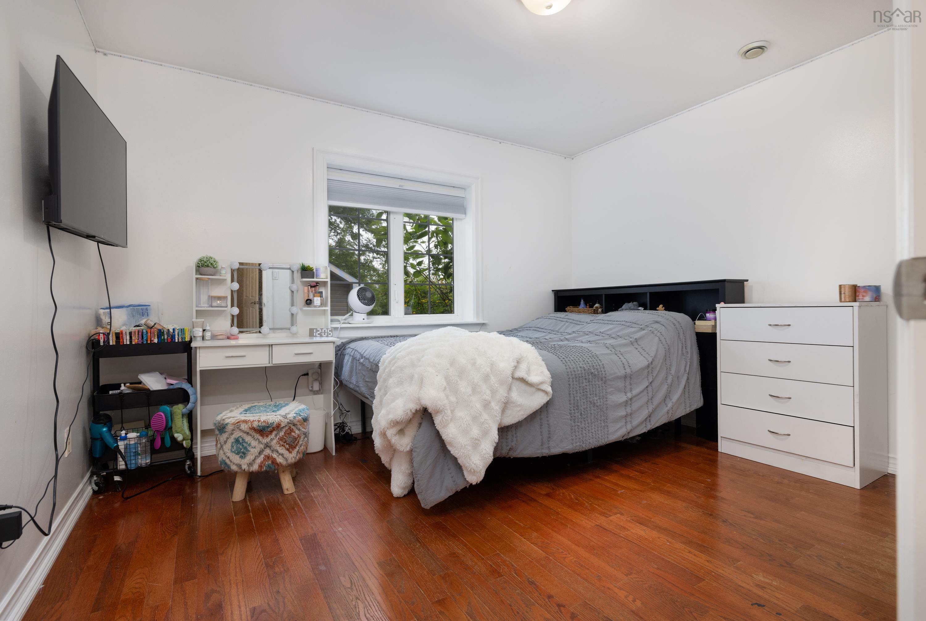 $900,000.00: 42 Lakeridge Crescent, Colby South