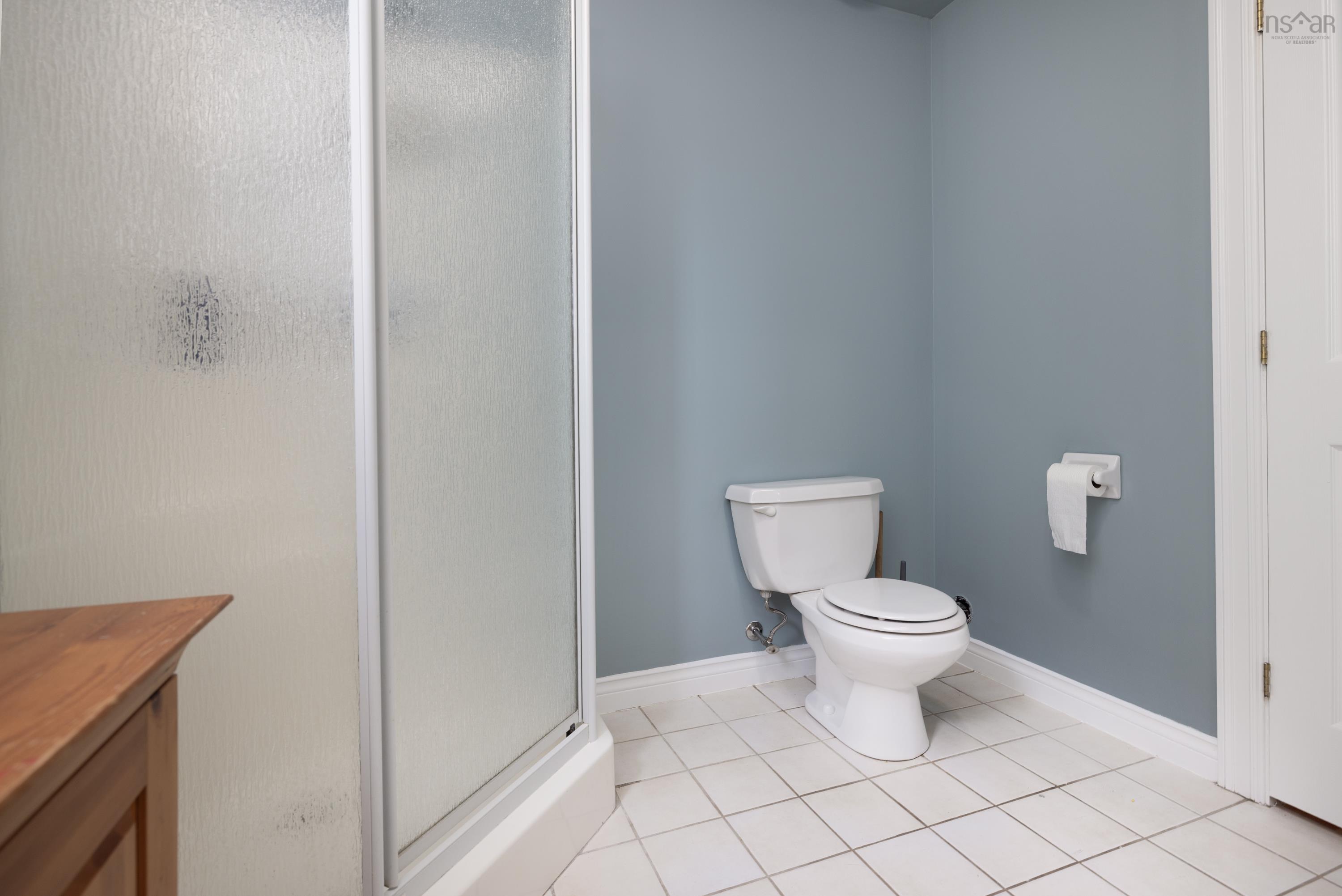 $900,000.00: 42 Lakeridge Crescent, Colby South