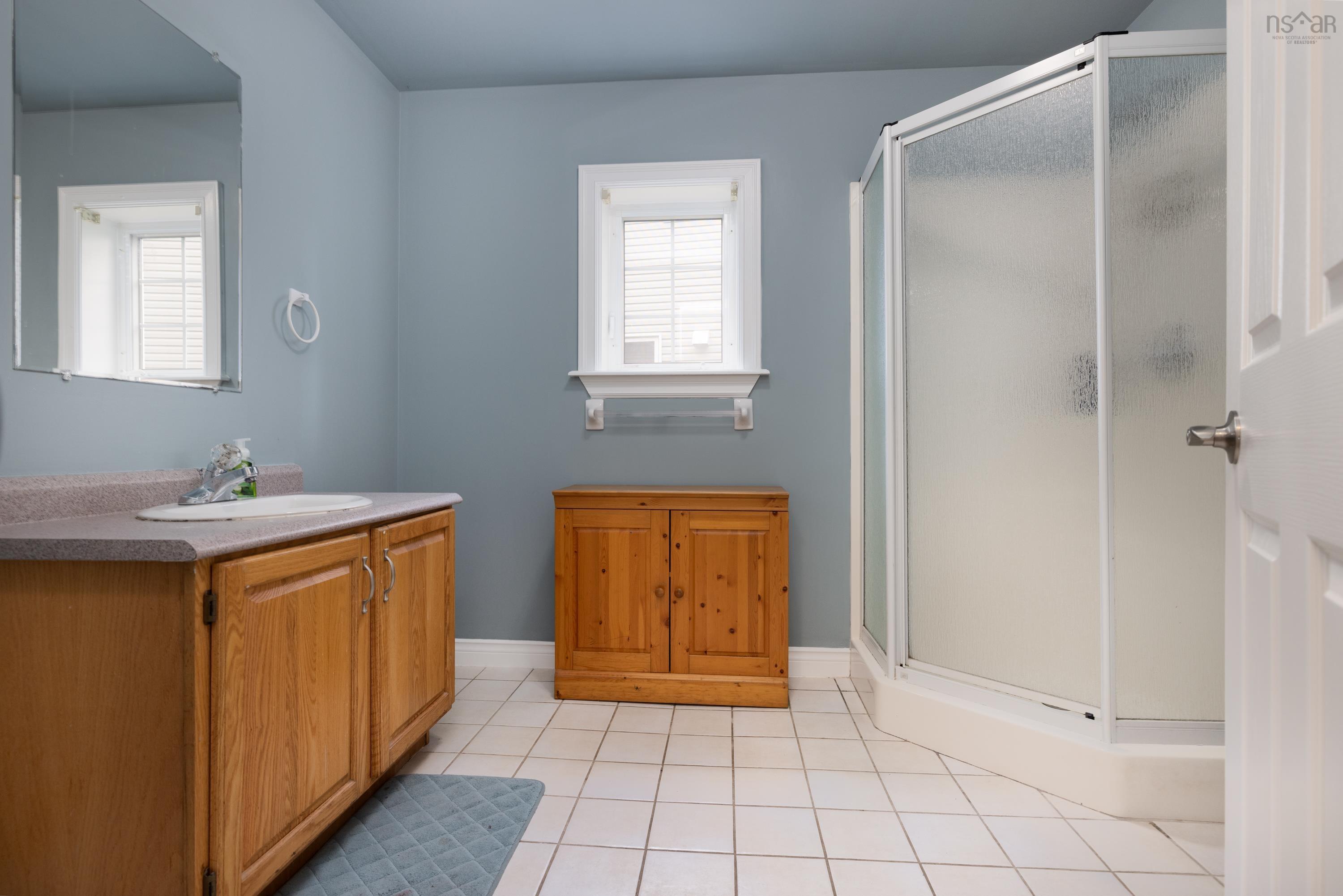 $900,000.00: 42 Lakeridge Crescent, Colby South