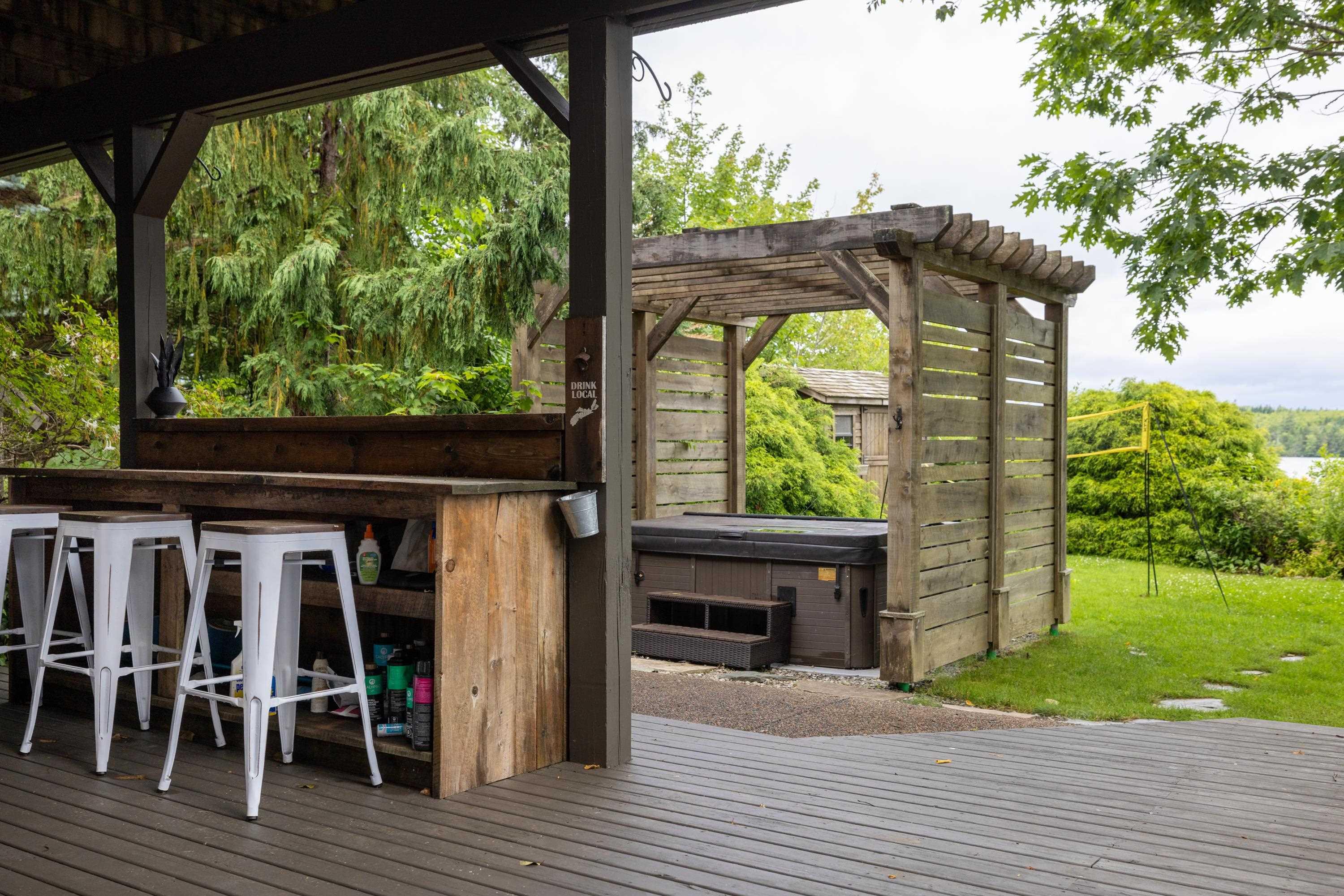 $900,000.00: 42 Lakeridge Crescent, Colby South