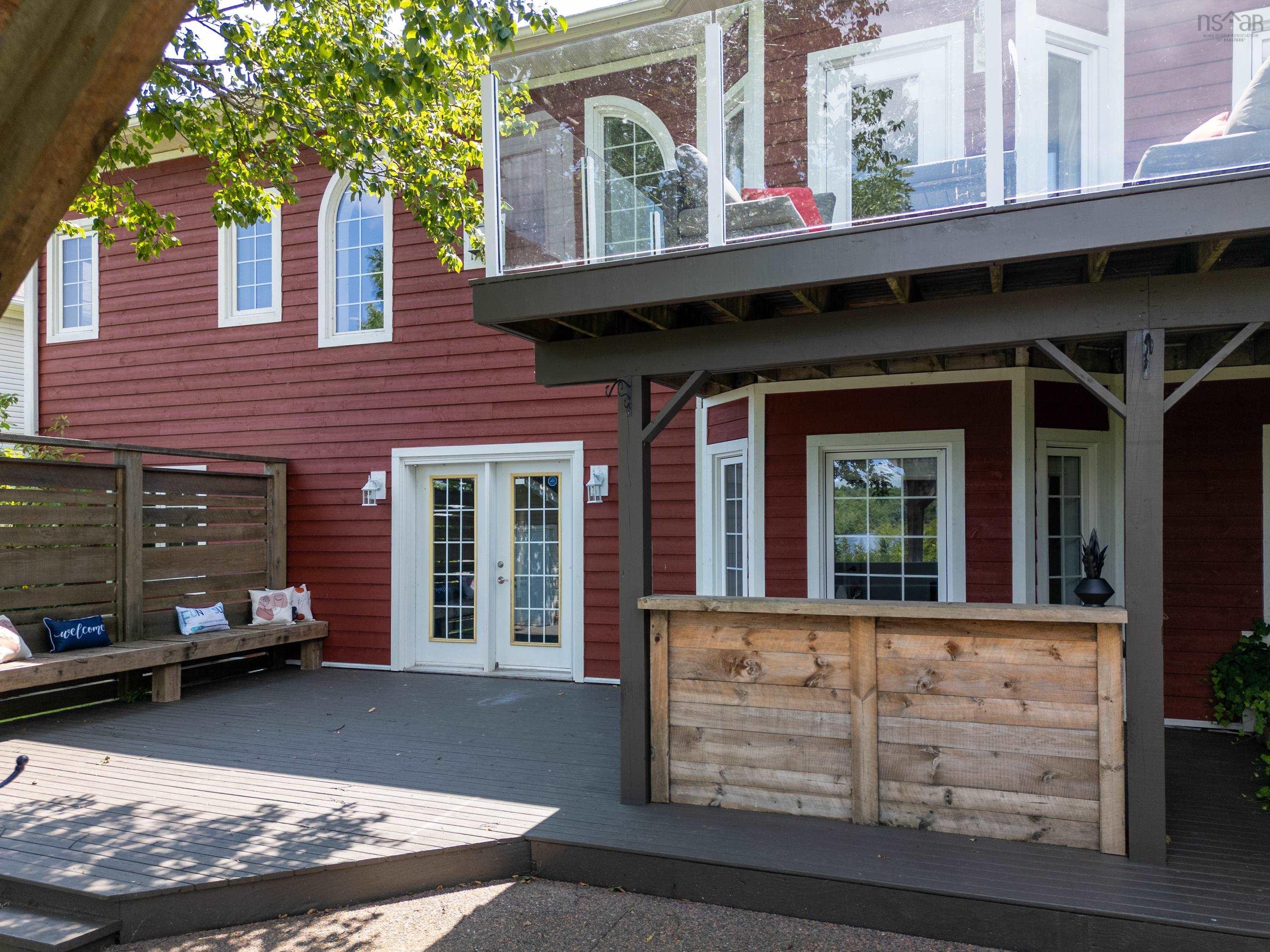 $900,000.00: 42 Lakeridge Crescent, Colby South