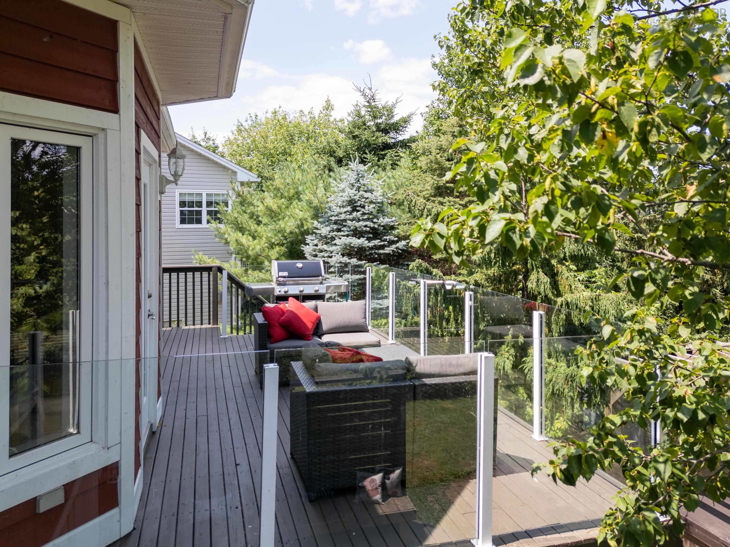 $900,000.00: 42 Lakeridge Crescent, Colby South