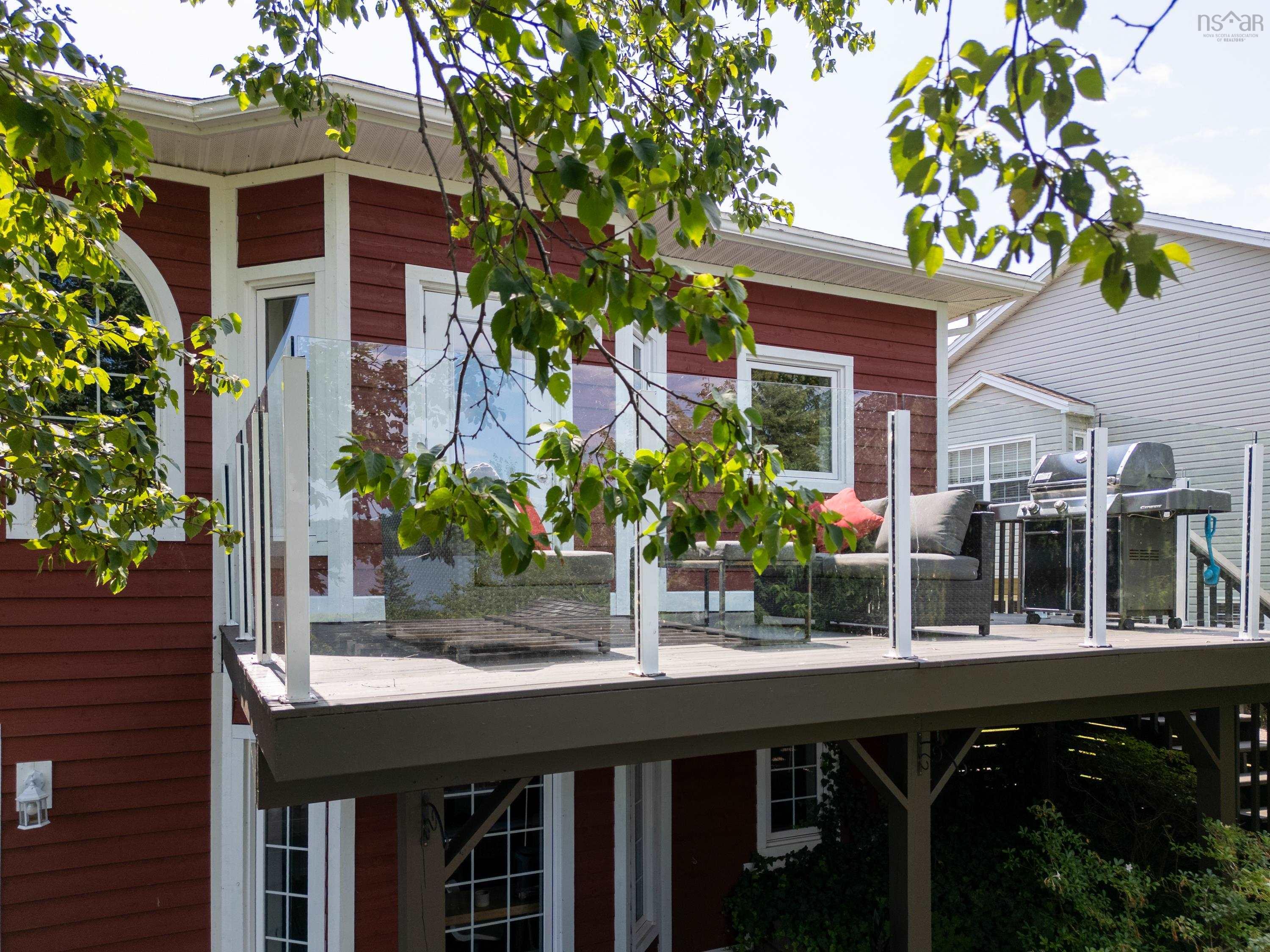 $900,000.00: 42 Lakeridge Crescent, Colby South