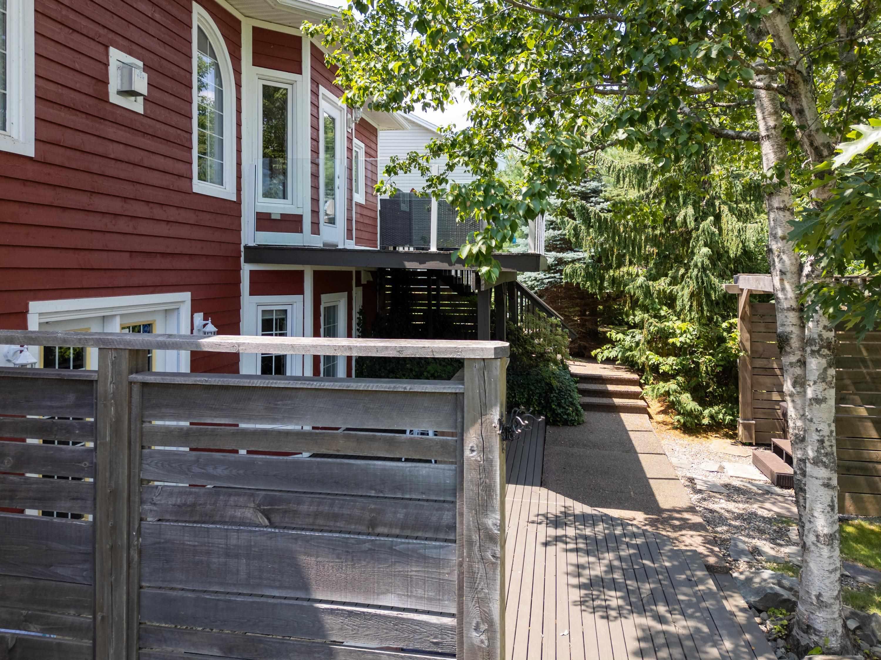 $900,000.00: 42 Lakeridge Crescent, Colby South