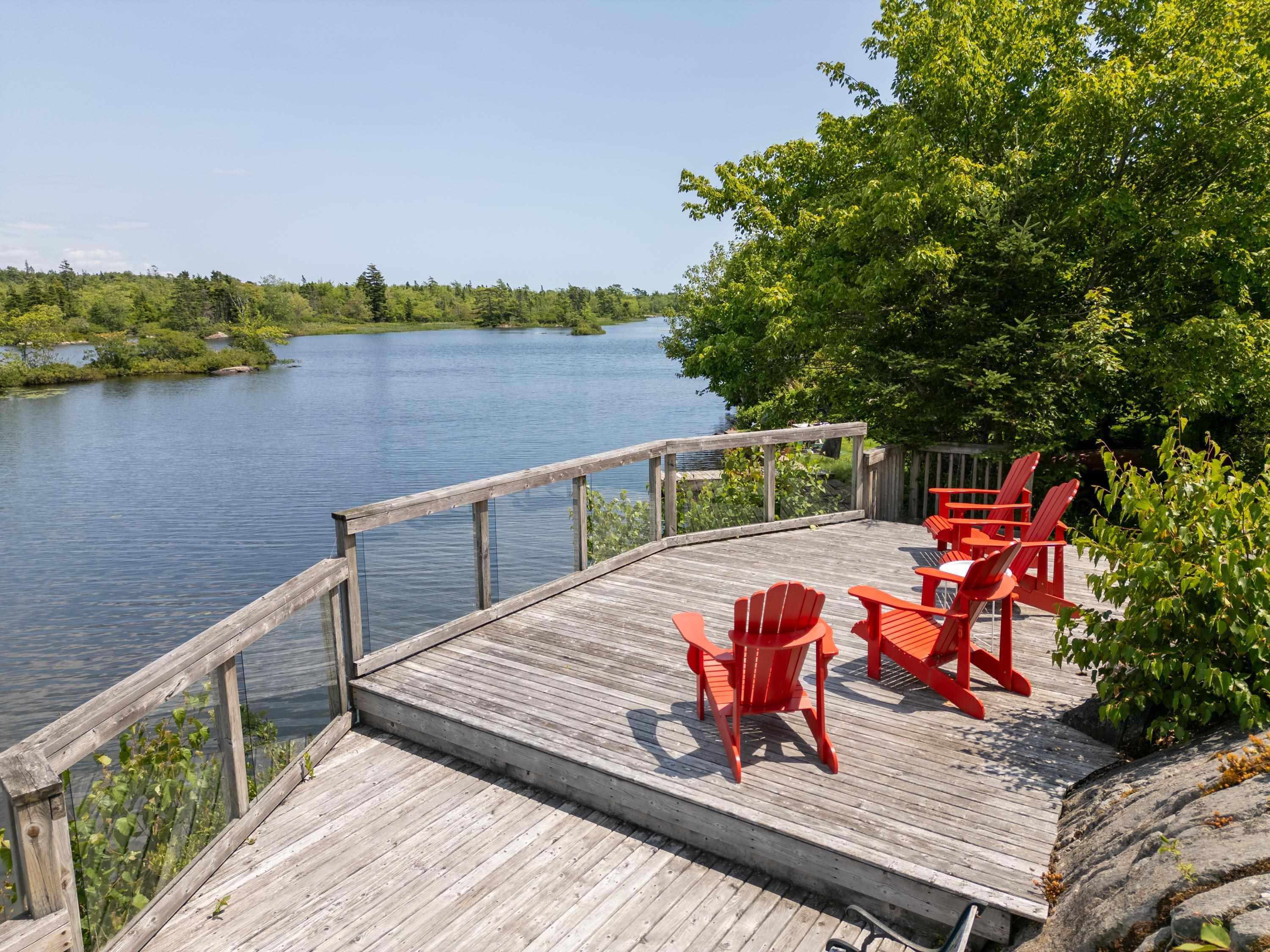 $900,000.00: 42 Lakeridge Crescent, Colby South