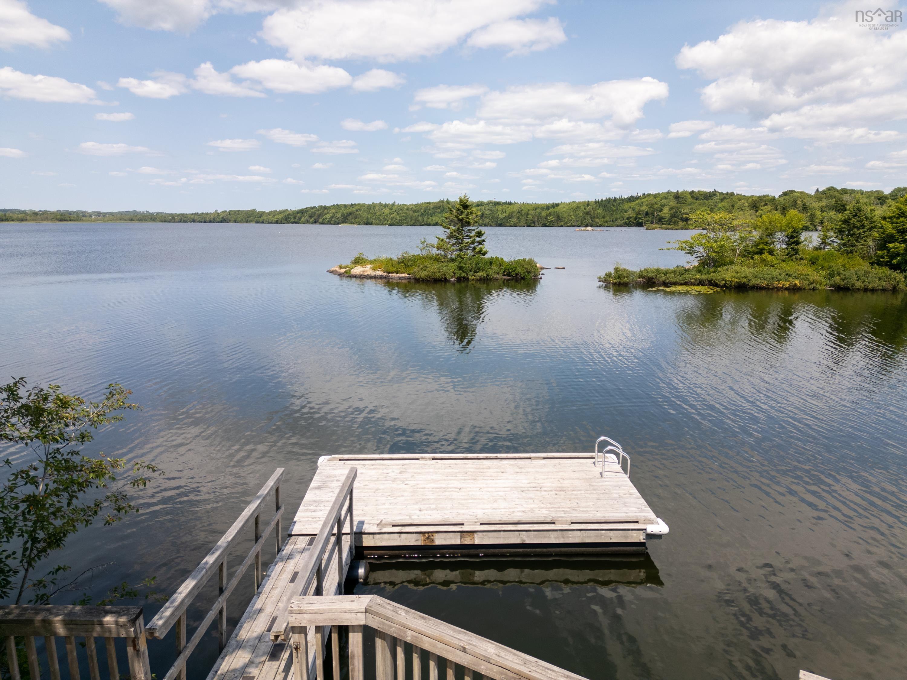 $900,000.00: 42 Lakeridge Crescent, Colby South