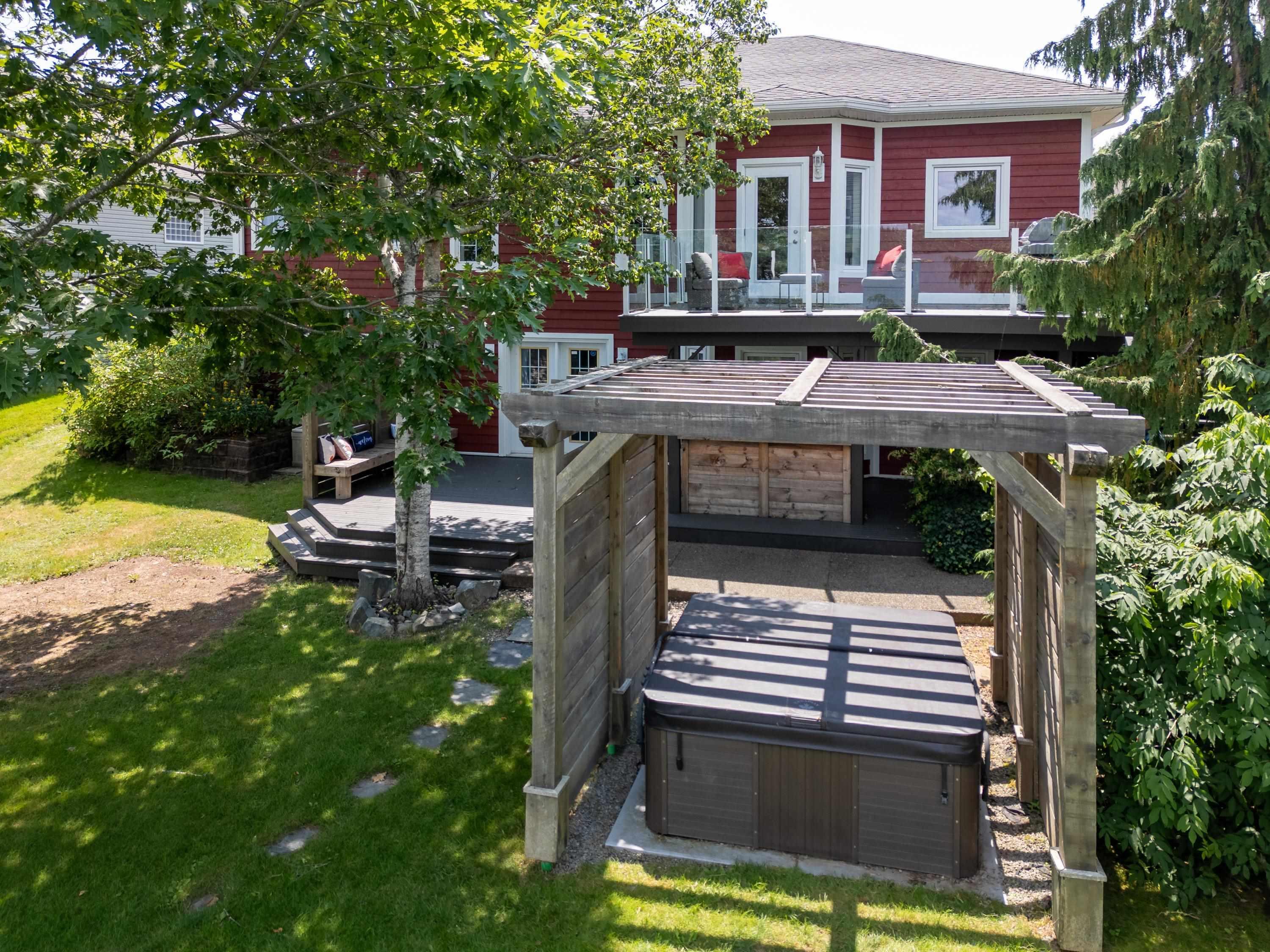 $900,000.00: 42 Lakeridge Crescent, Colby South