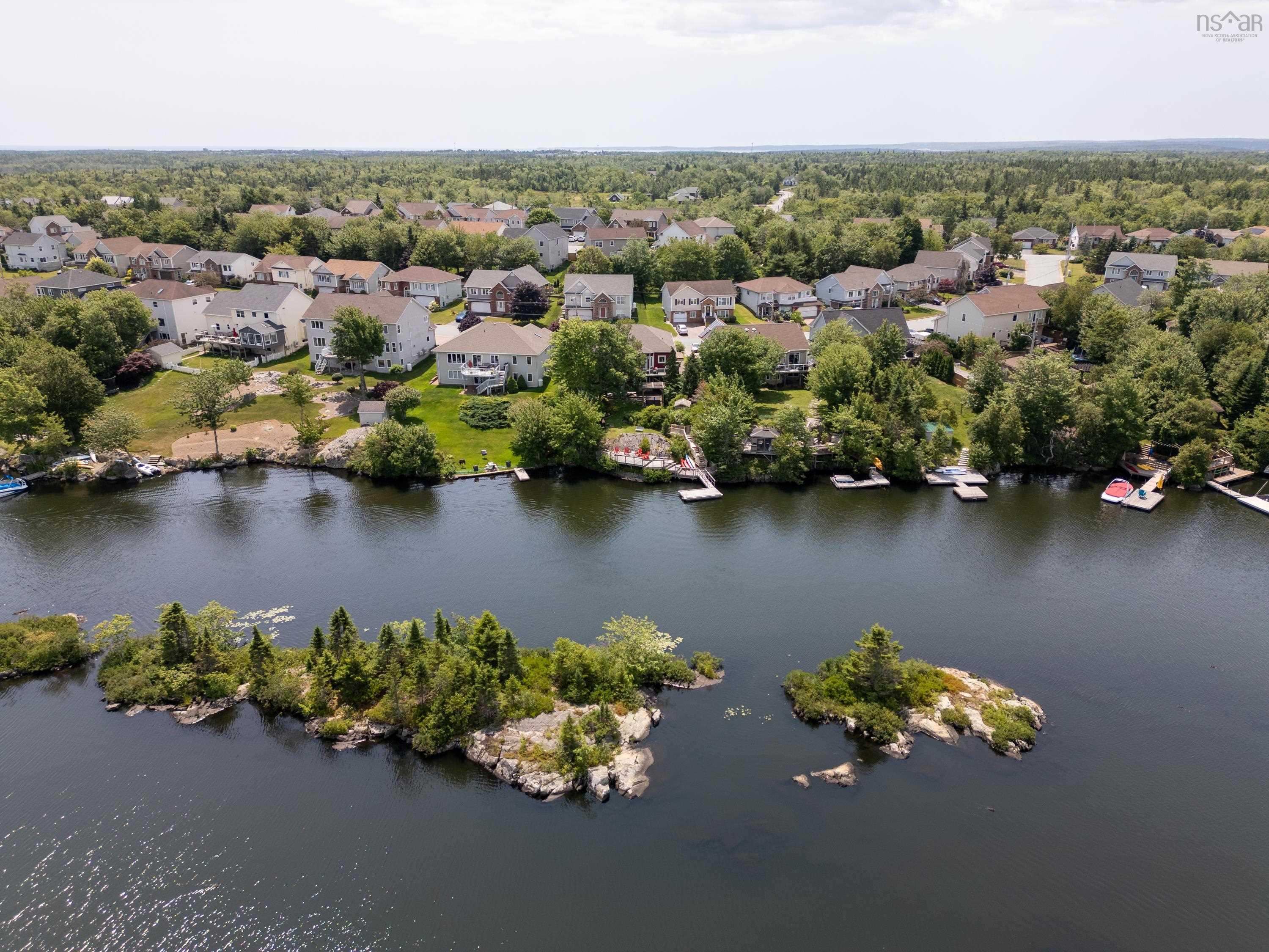 $900,000.00: 42 Lakeridge Crescent, Colby South