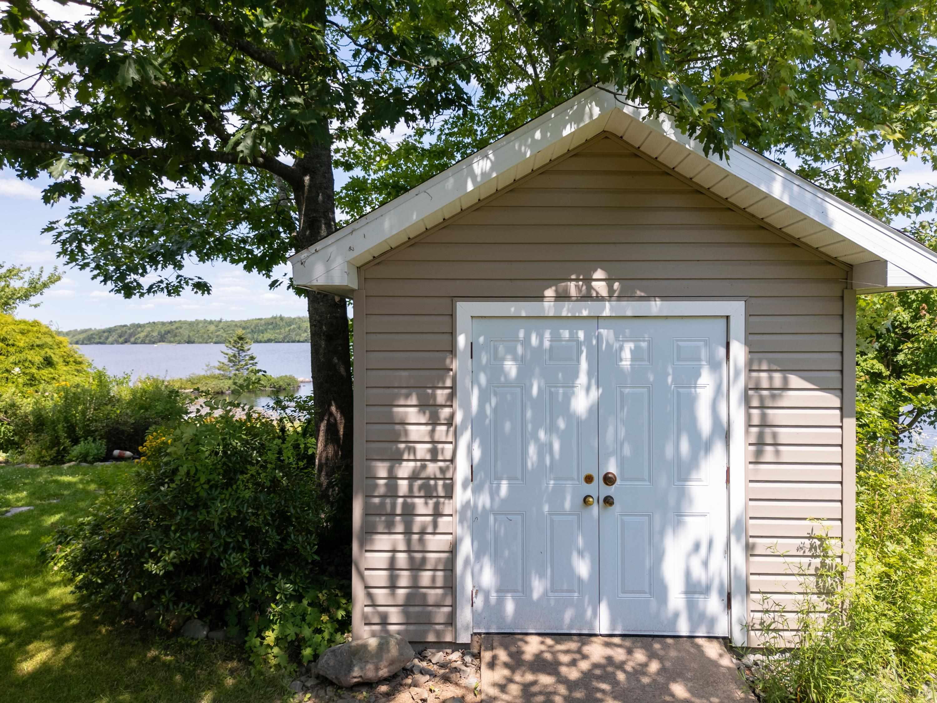 $900,000.00: 42 Lakeridge Crescent, Colby South