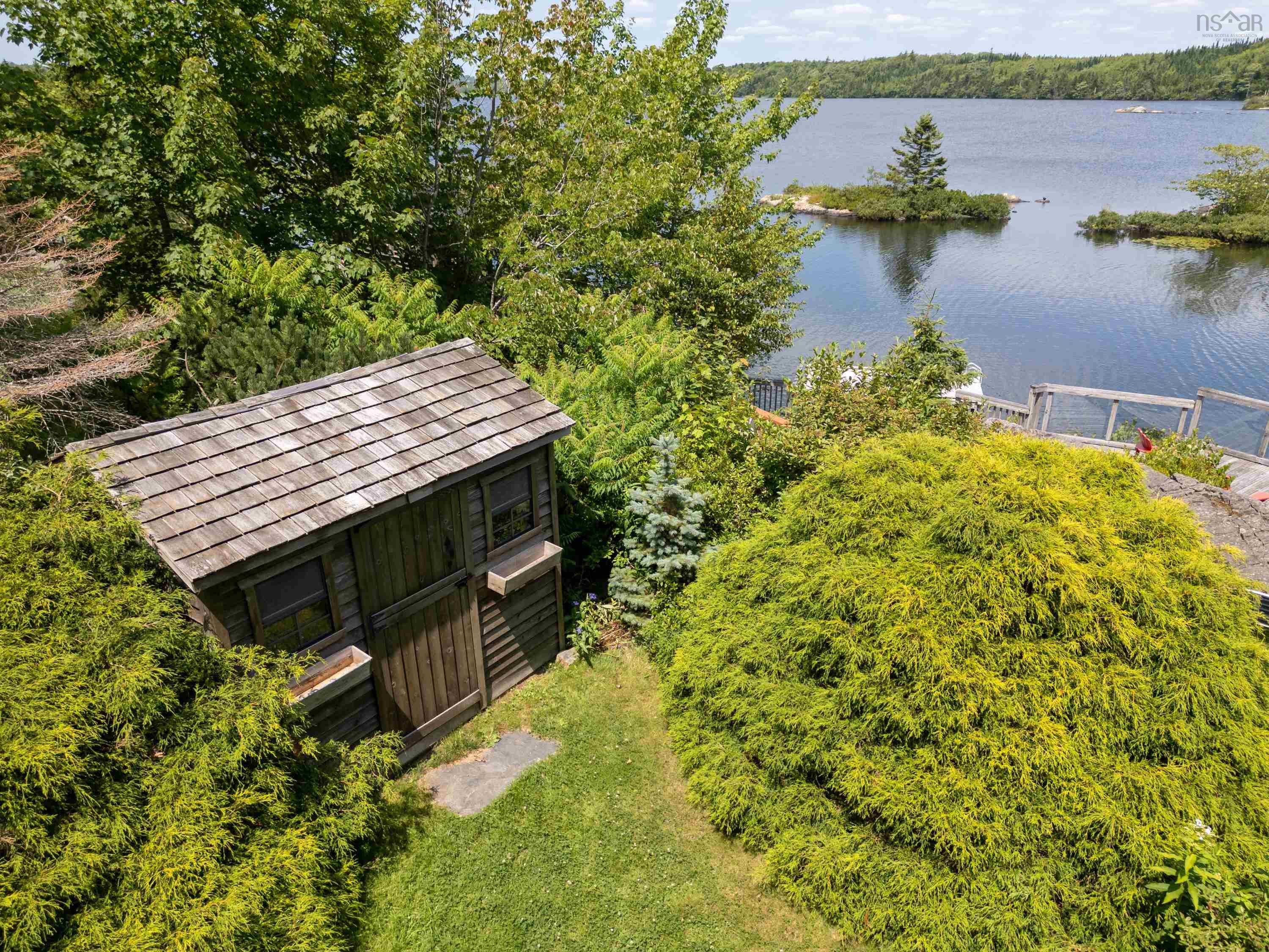 $900,000.00: 42 Lakeridge Crescent, Colby South