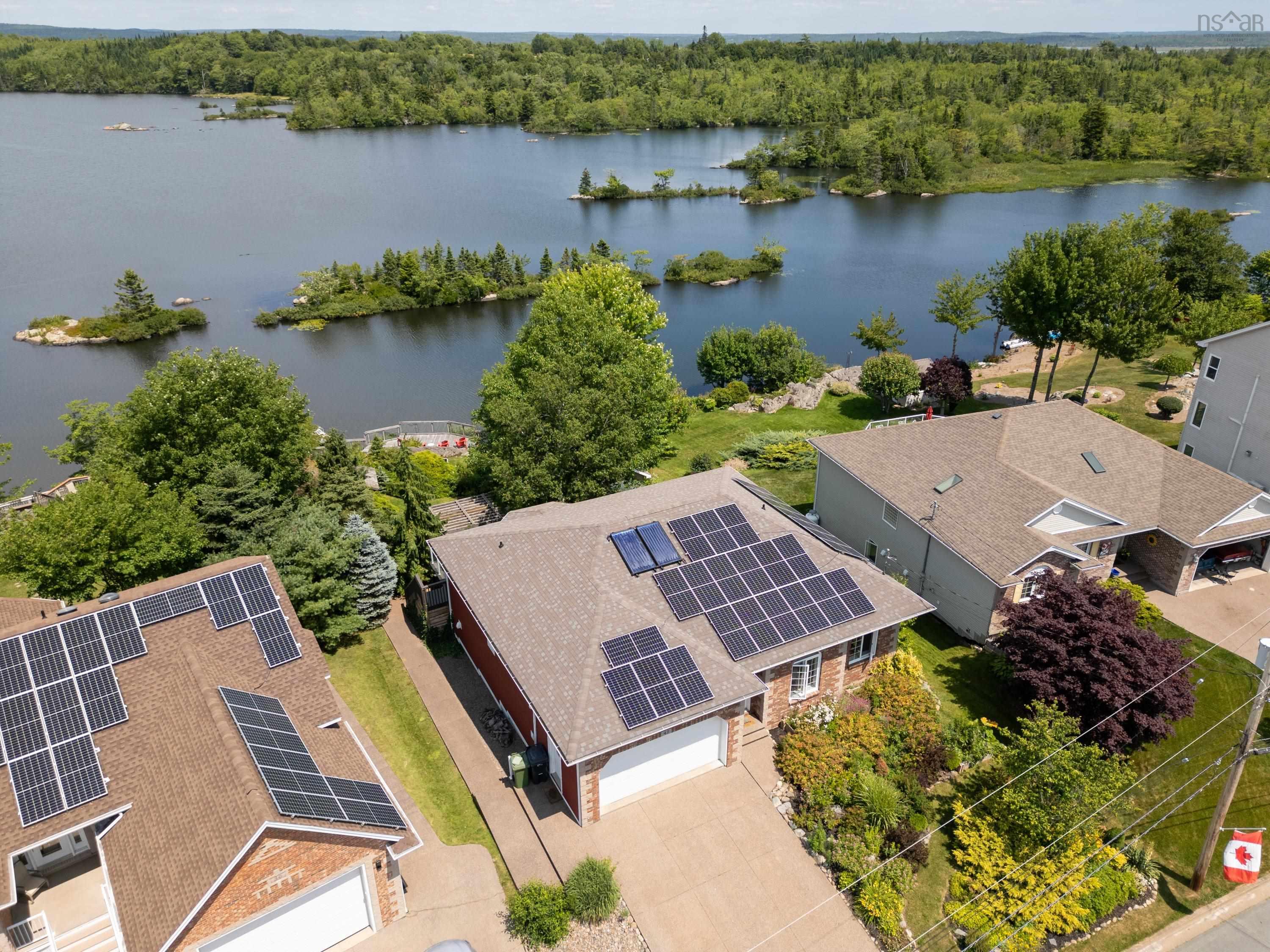 $900,000.00: 42 Lakeridge Crescent, Colby South