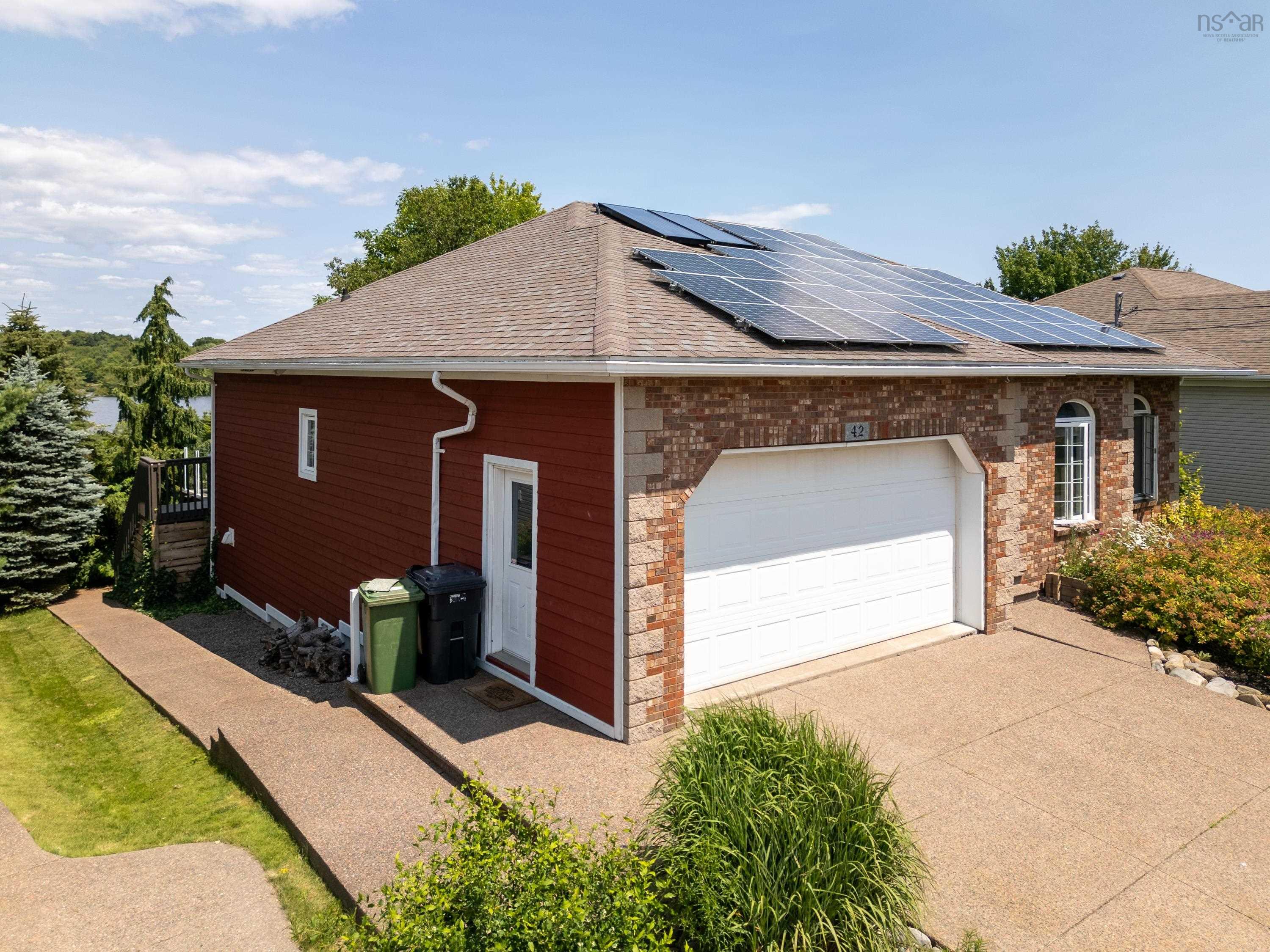 $900,000.00: 42 Lakeridge Crescent, Colby South