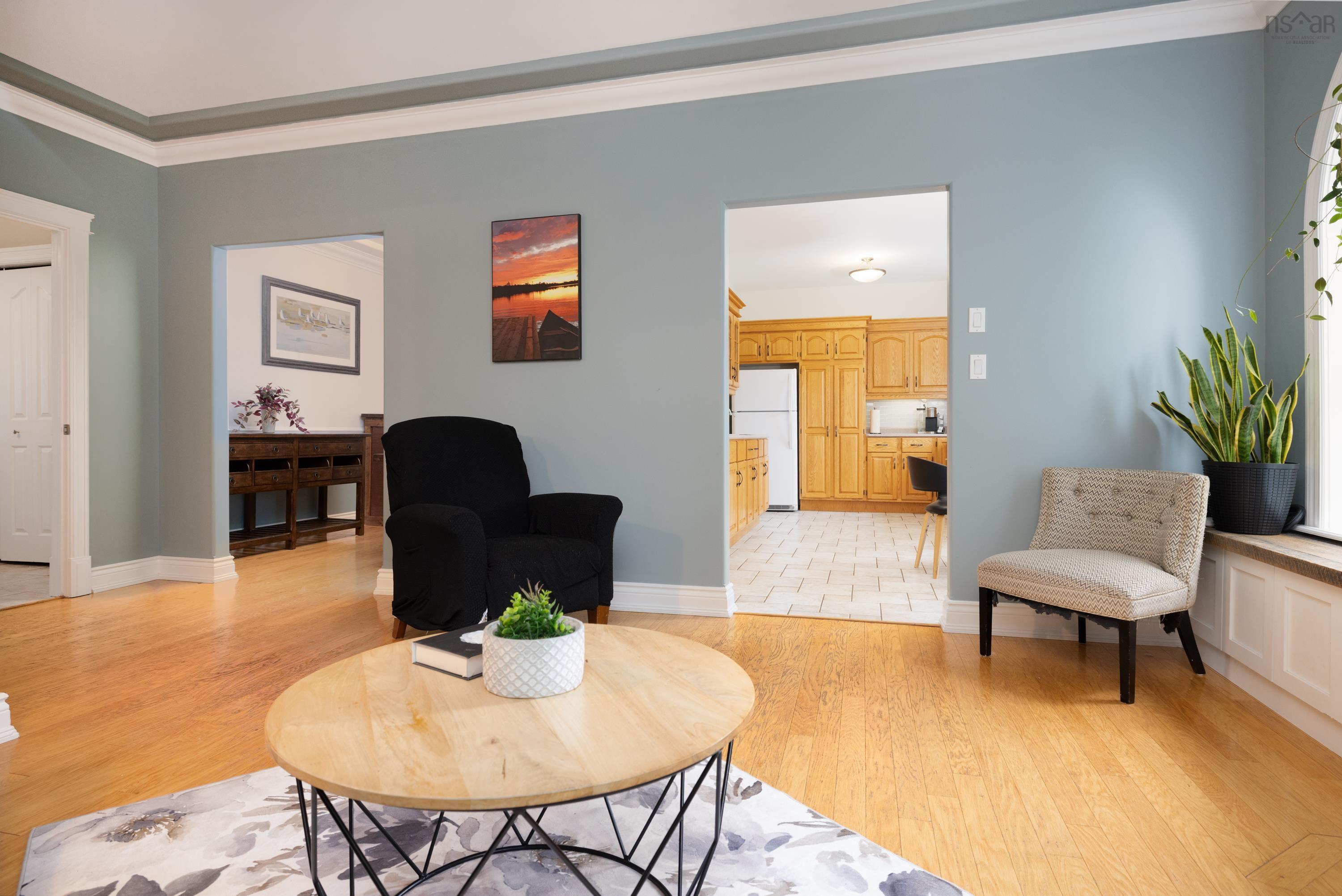 $900,000.00: 42 Lakeridge Crescent, Colby South