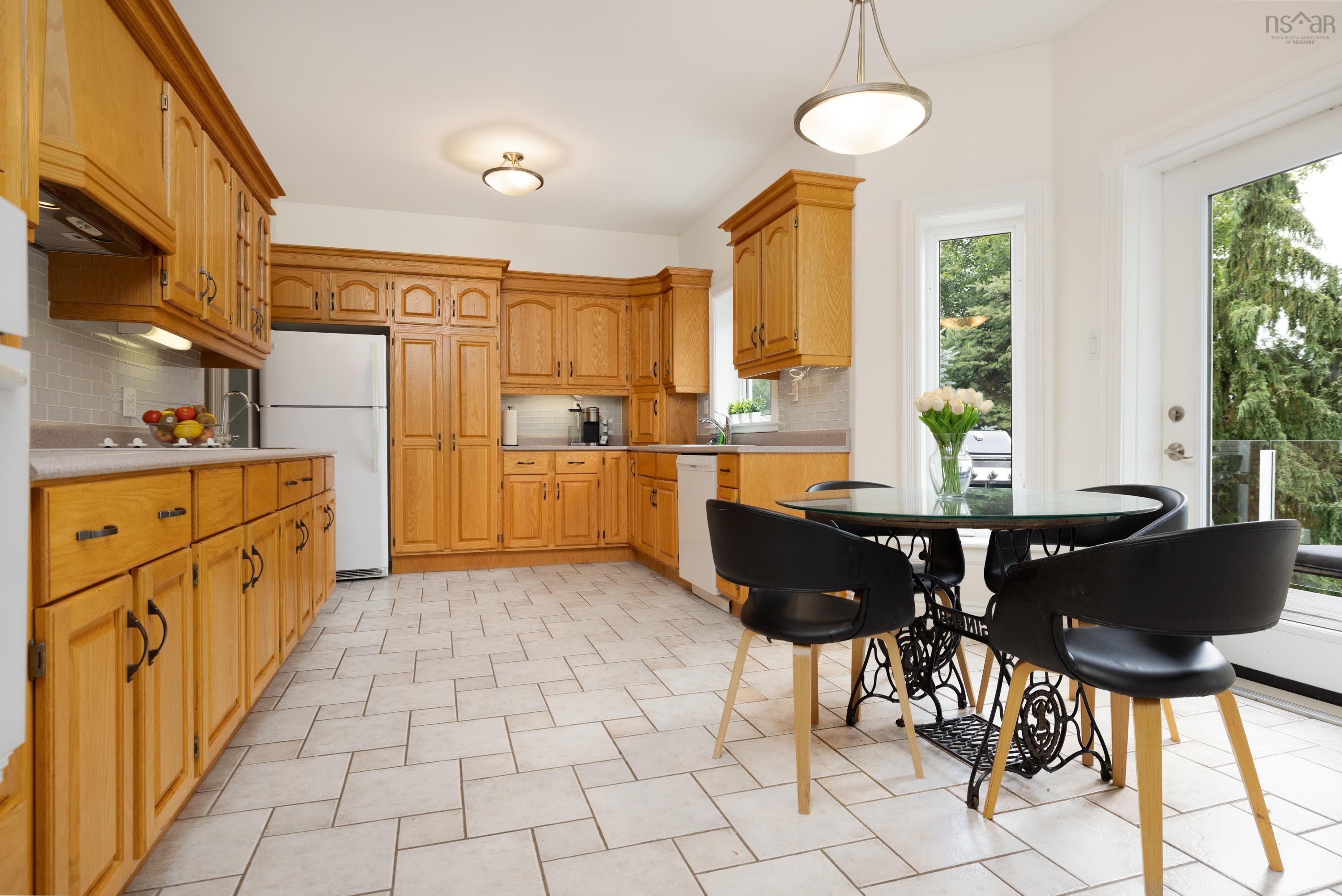 $900,000.00: 42 Lakeridge Crescent, Colby South