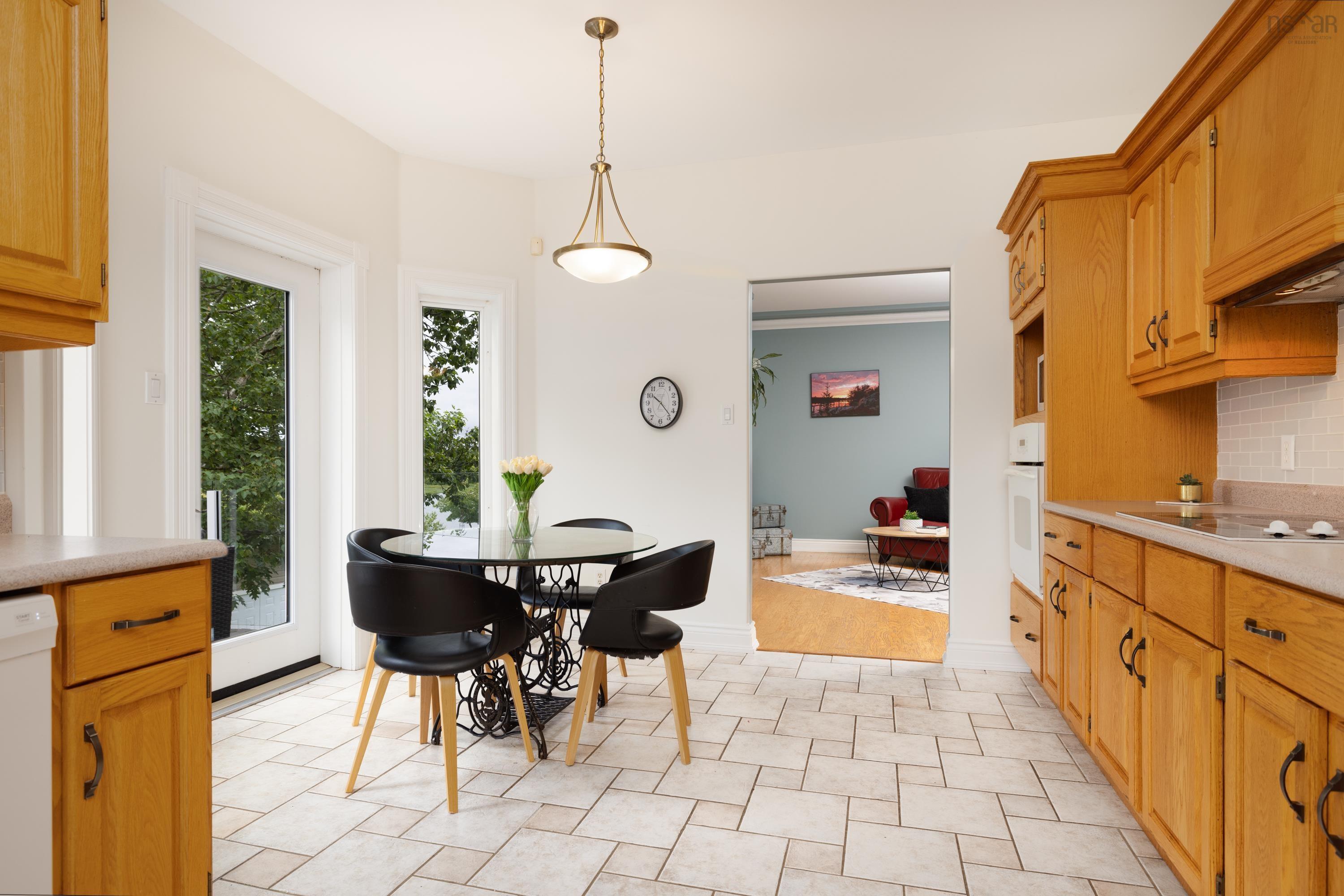 $900,000.00: 42 Lakeridge Crescent, Colby South