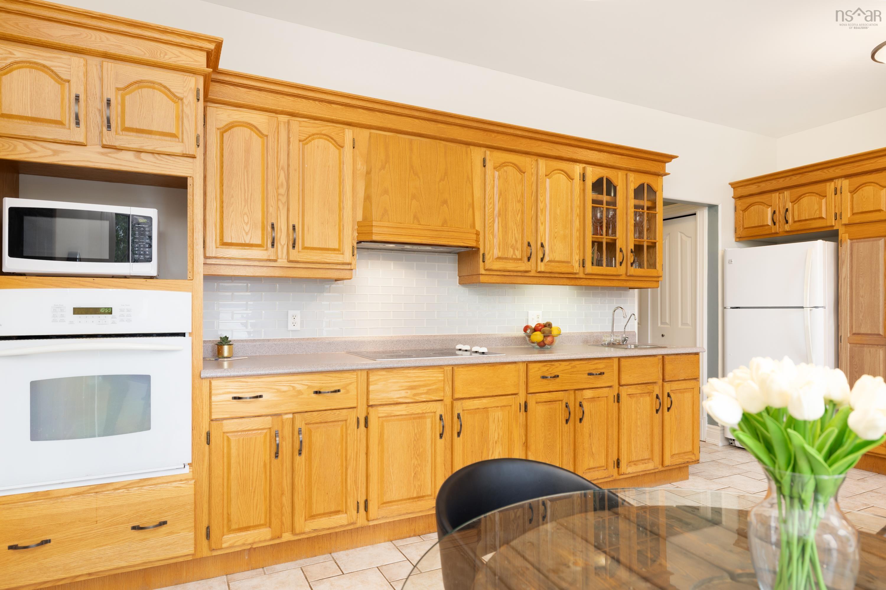 $900,000.00: 42 Lakeridge Crescent, Colby South