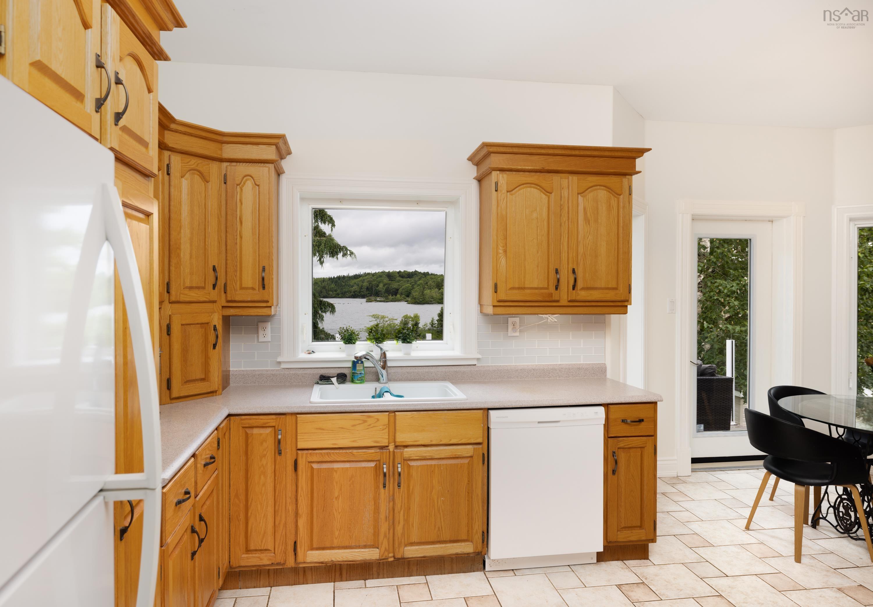 $900,000.00: 42 Lakeridge Crescent, Colby South