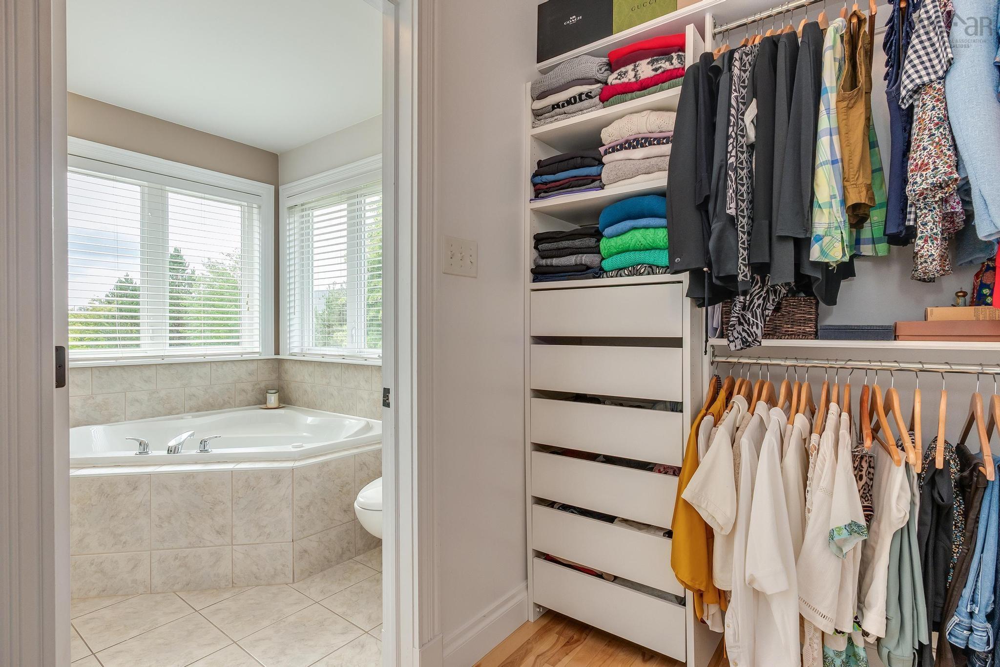 $839,900.00: 20 Haystead Ridge, Bedford