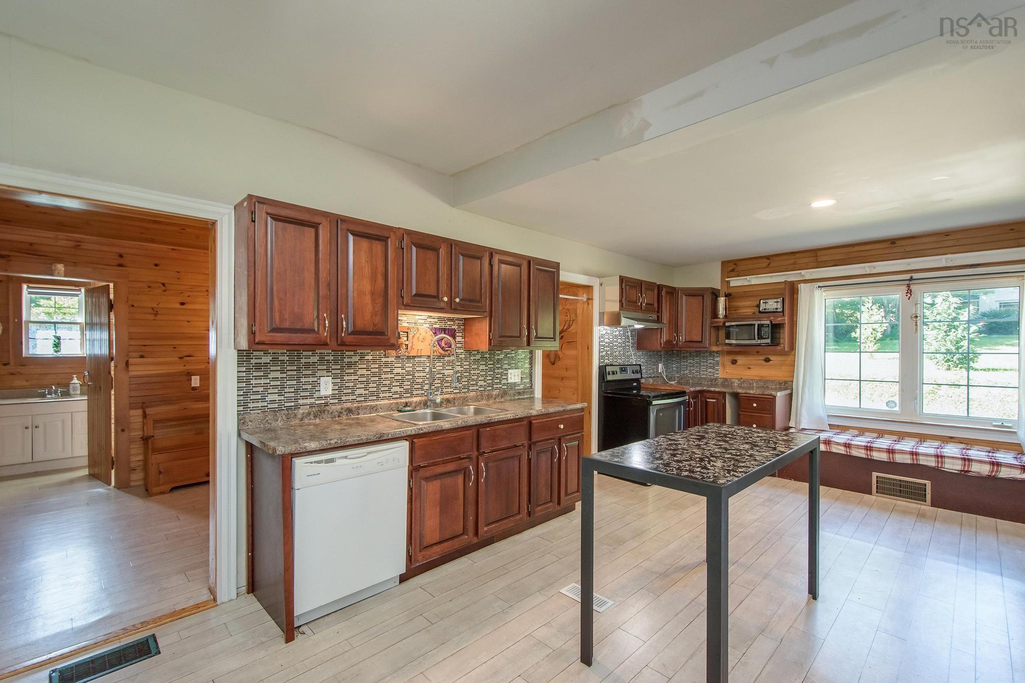 $409,500.00: 1726 201 Highway, Round Hill