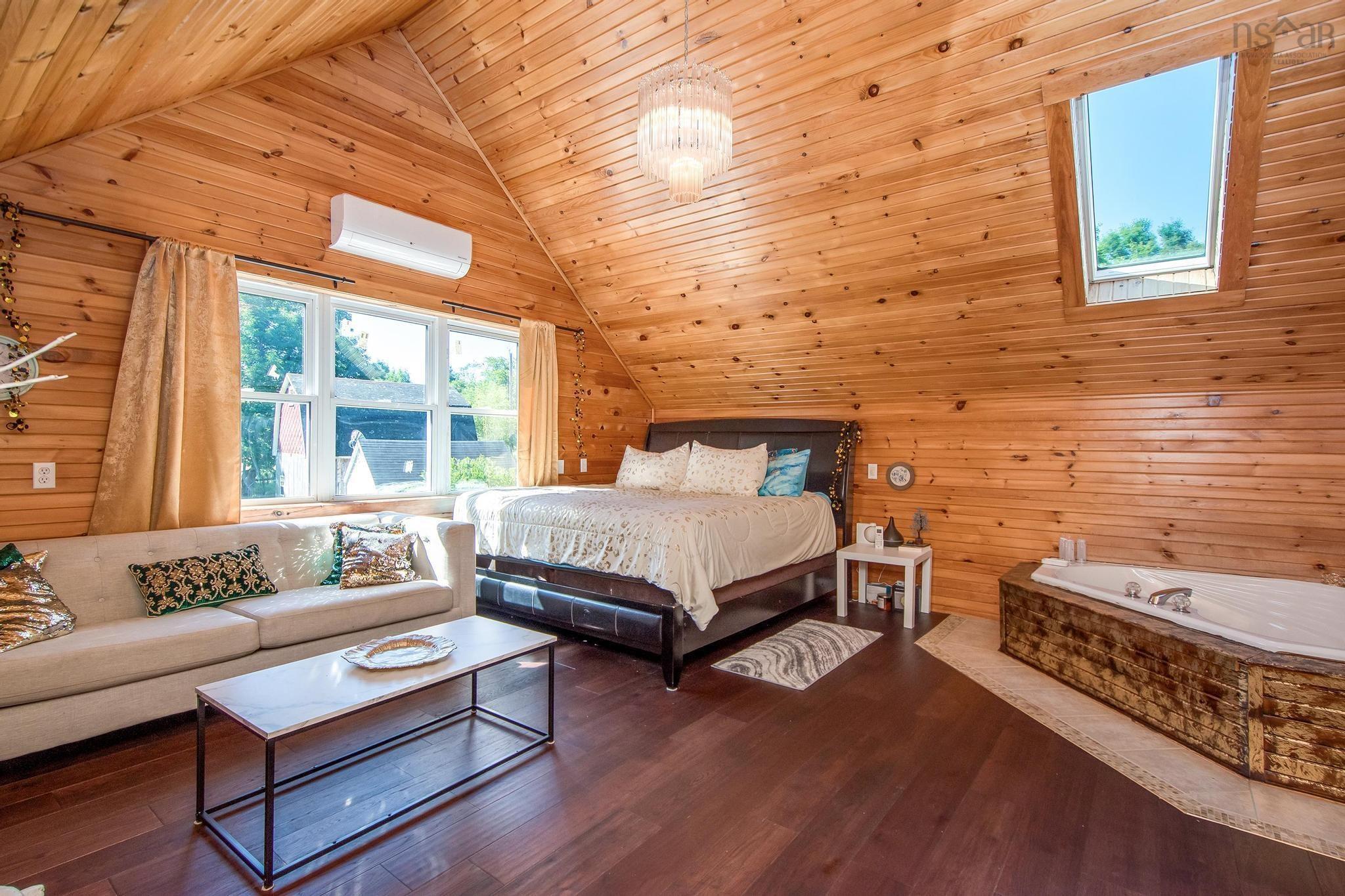 $409,500.00: 1726 201 Highway, Round Hill