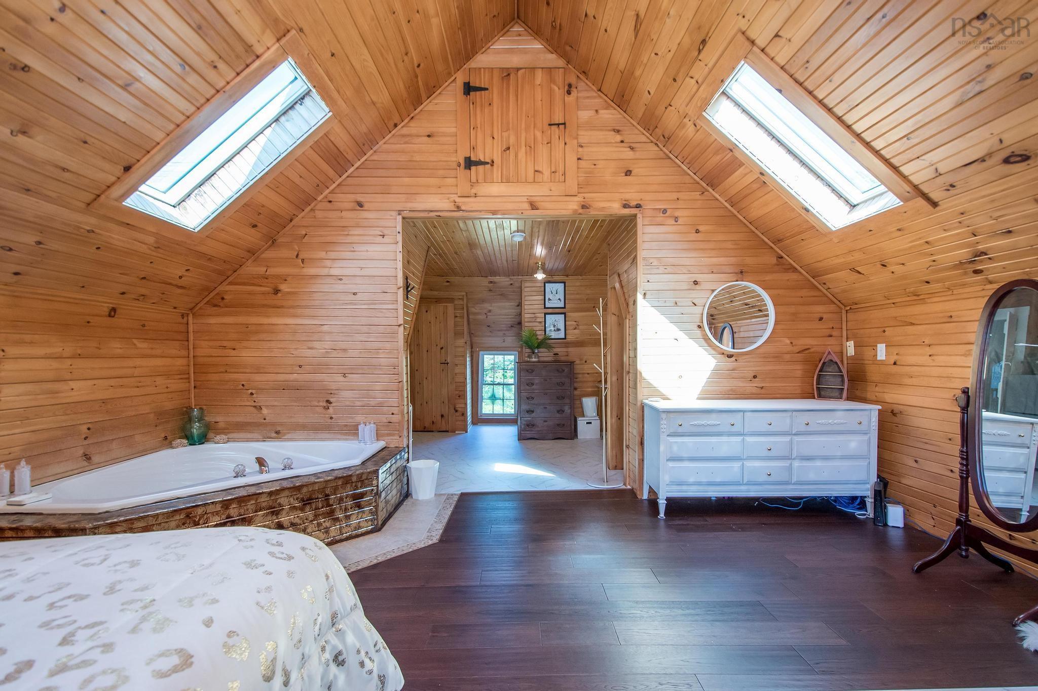 $409,500.00: 1726 201 Highway, Round Hill