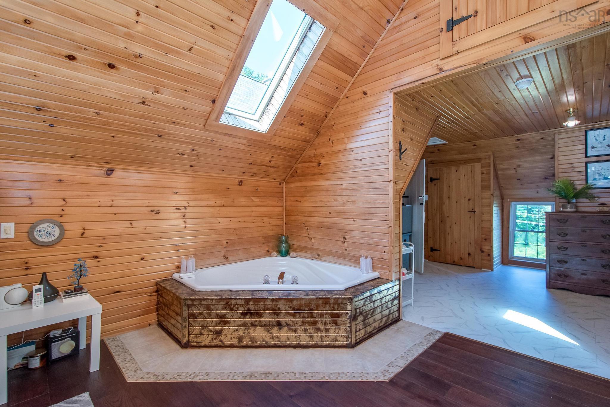 $409,500.00: 1726 201 Highway, Round Hill