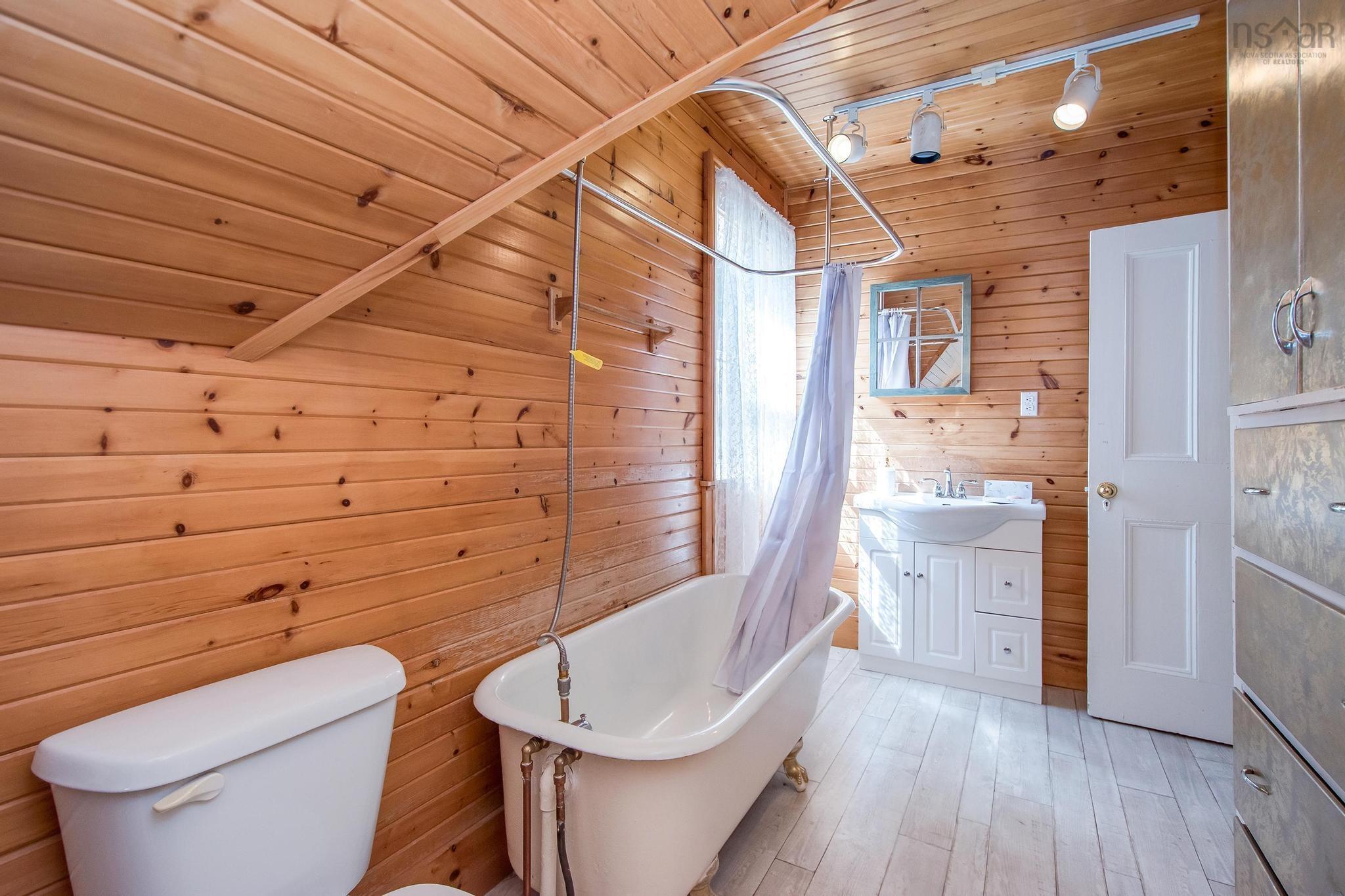 $409,500.00: 1726 201 Highway, Round Hill