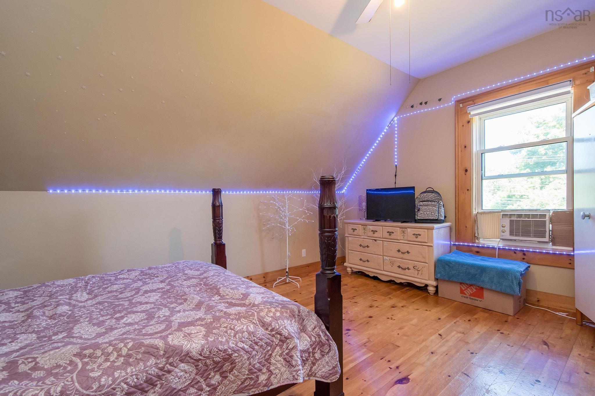 $409,500.00: 1726 201 Highway, Round Hill