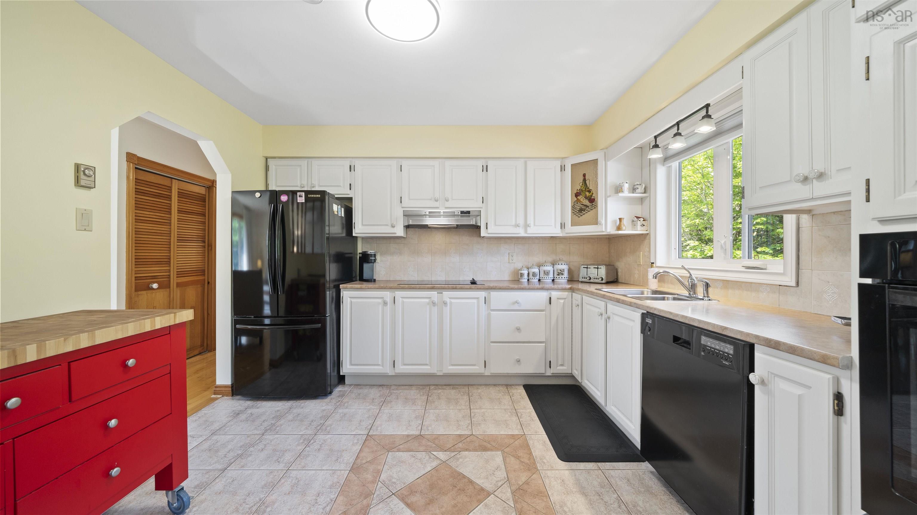 $524,900.00: 200 Bayview Drive, Whites Lake