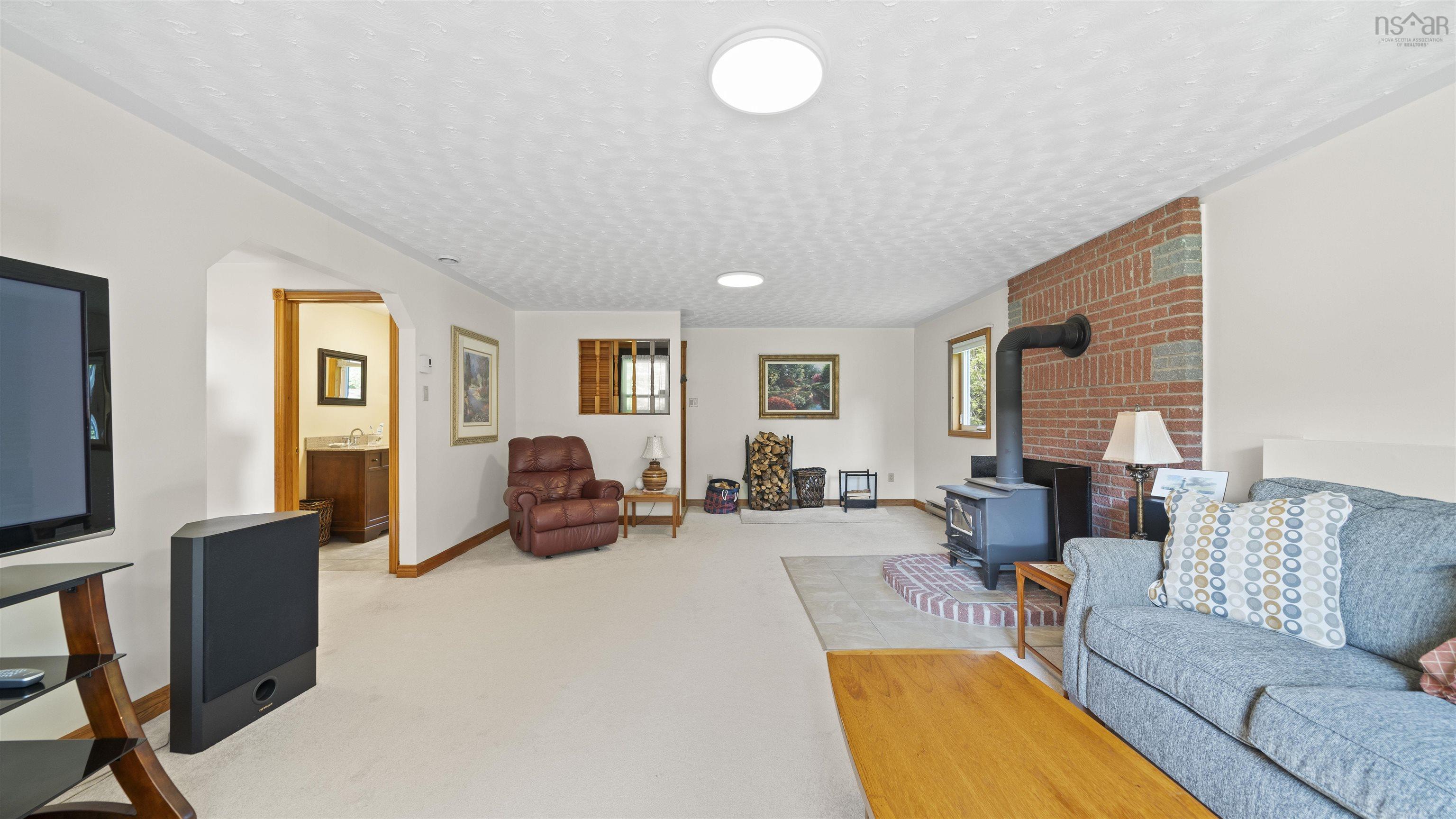 $524,900.00: 200 Bayview Drive, Whites Lake