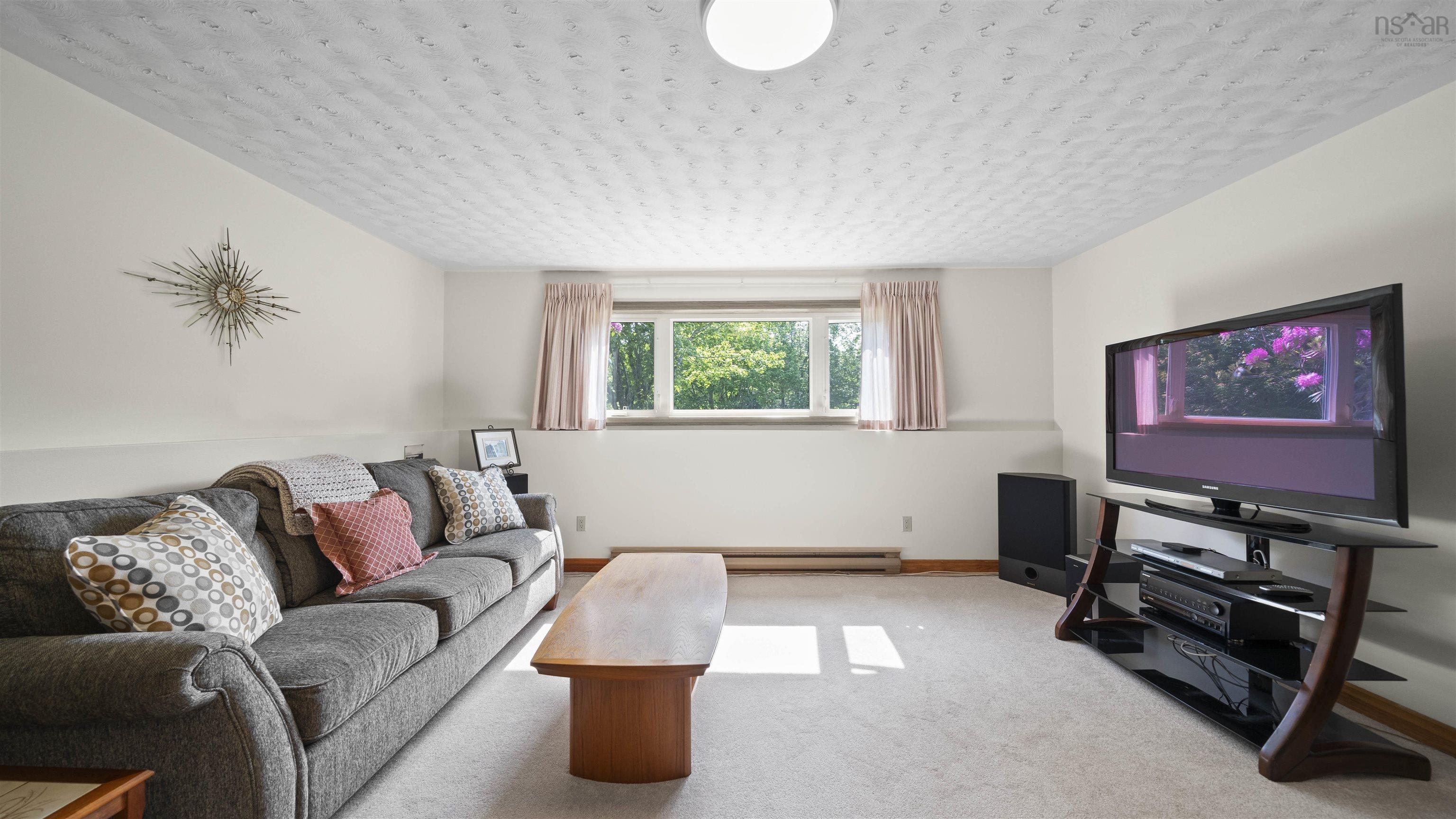 $524,900.00: 200 Bayview Drive, Whites Lake