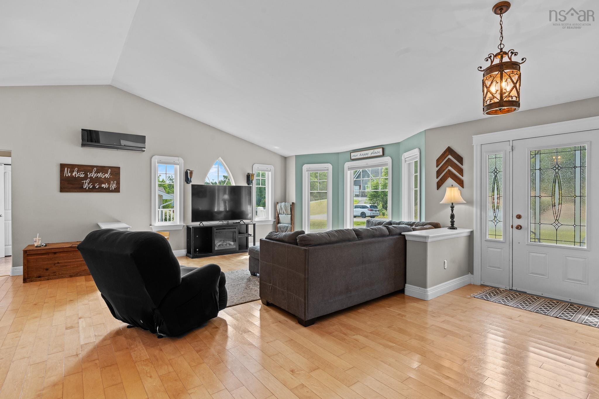 $499,999.00: 86 Fir Avenue, Salmon River